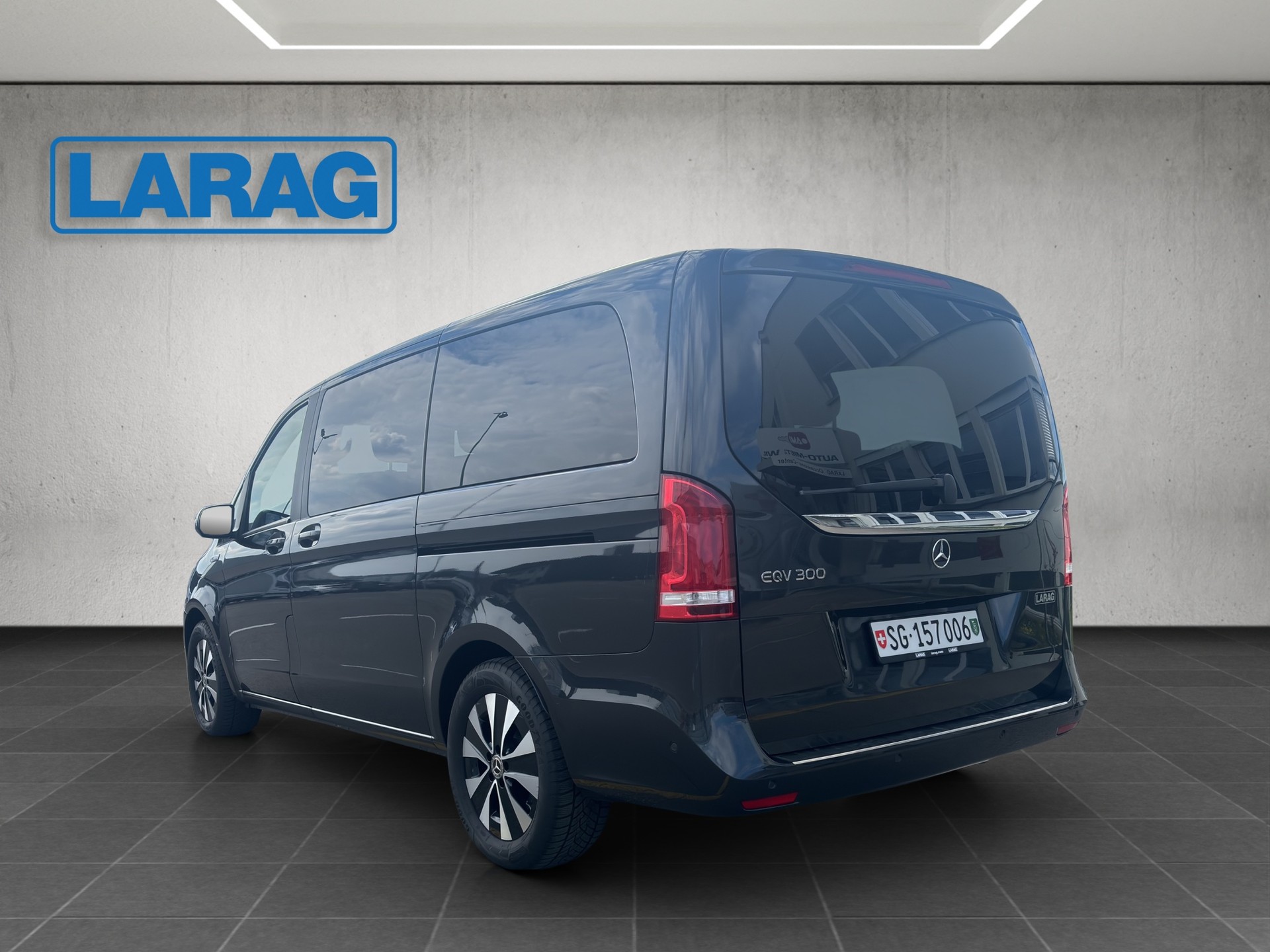 MERCEDES-BENZ EQV 300 lang-image-3