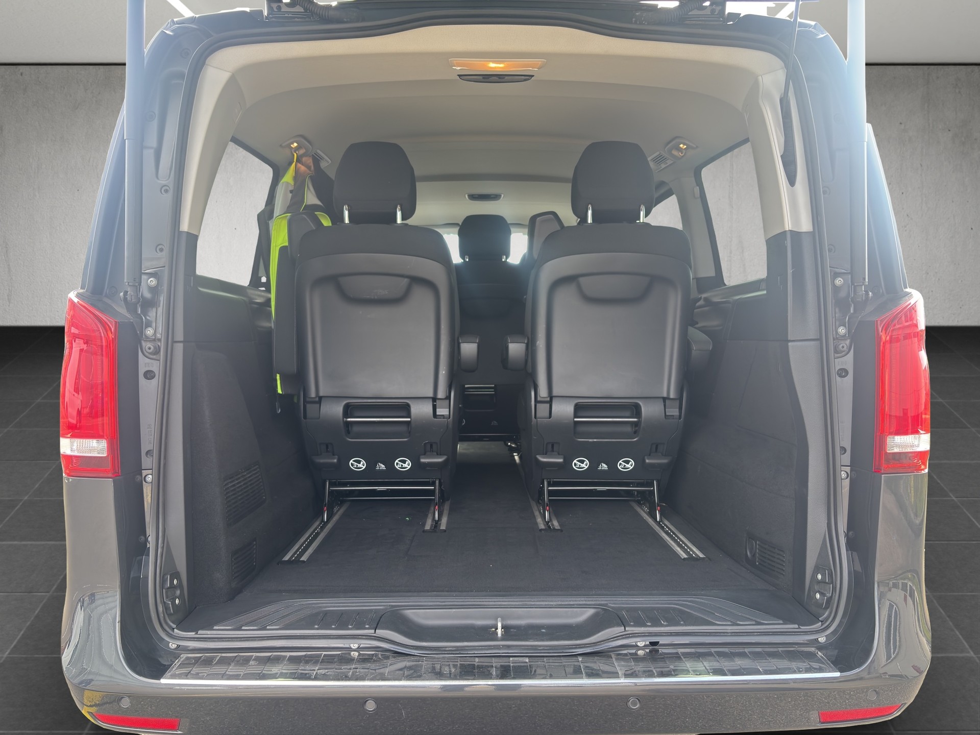 MERCEDES-BENZ EQV 300 lang-image-8