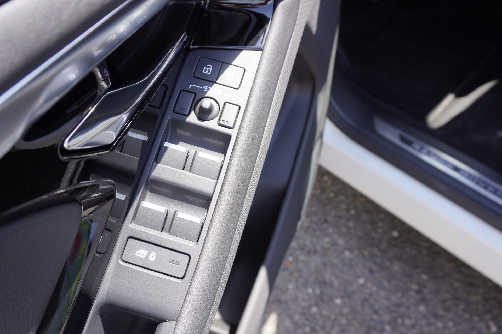 LAND ROVER Range Rover Evoque P 300e S AT8-image-12