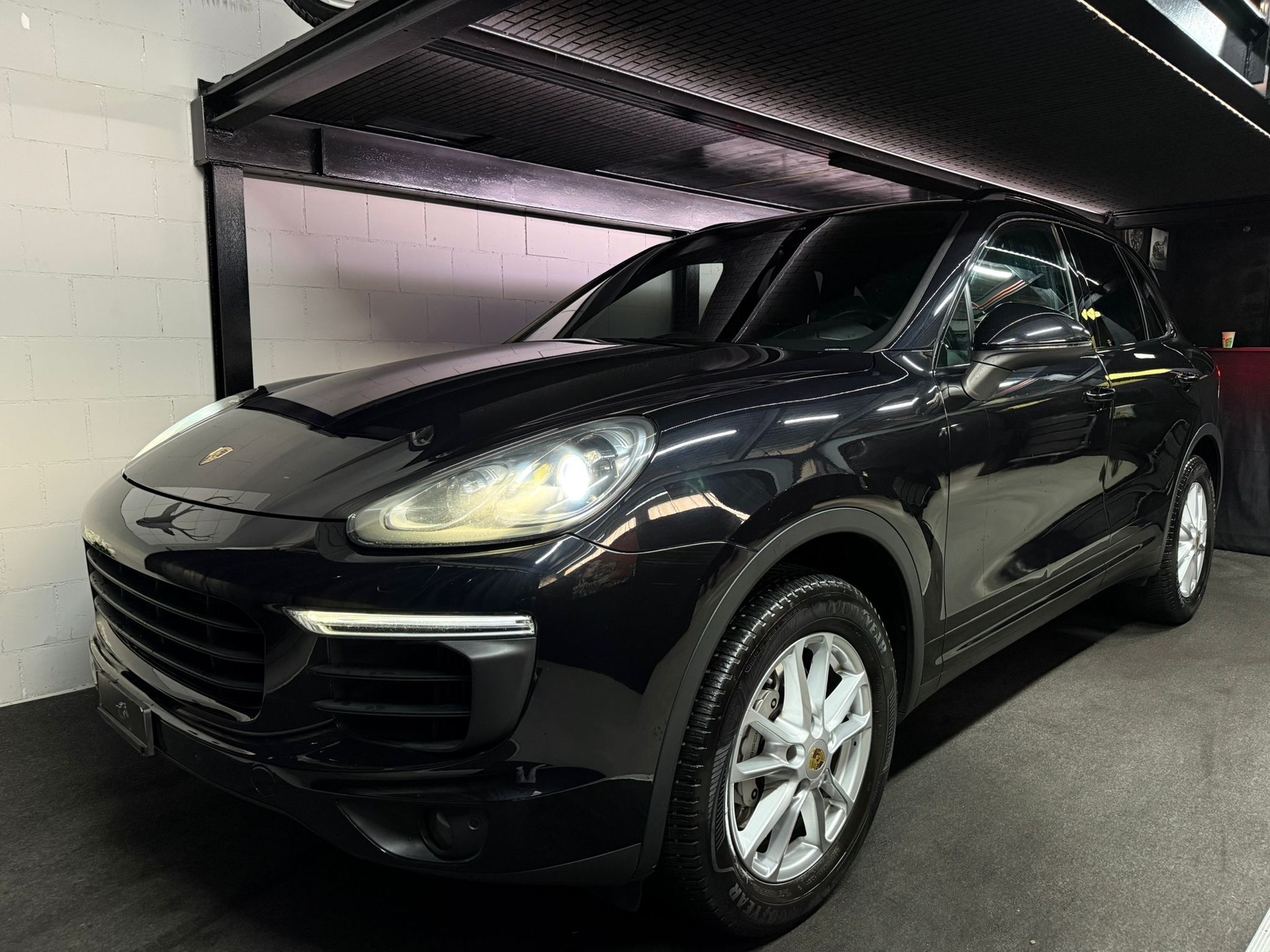 PORSCHE Cayenne S-showroom-element-1