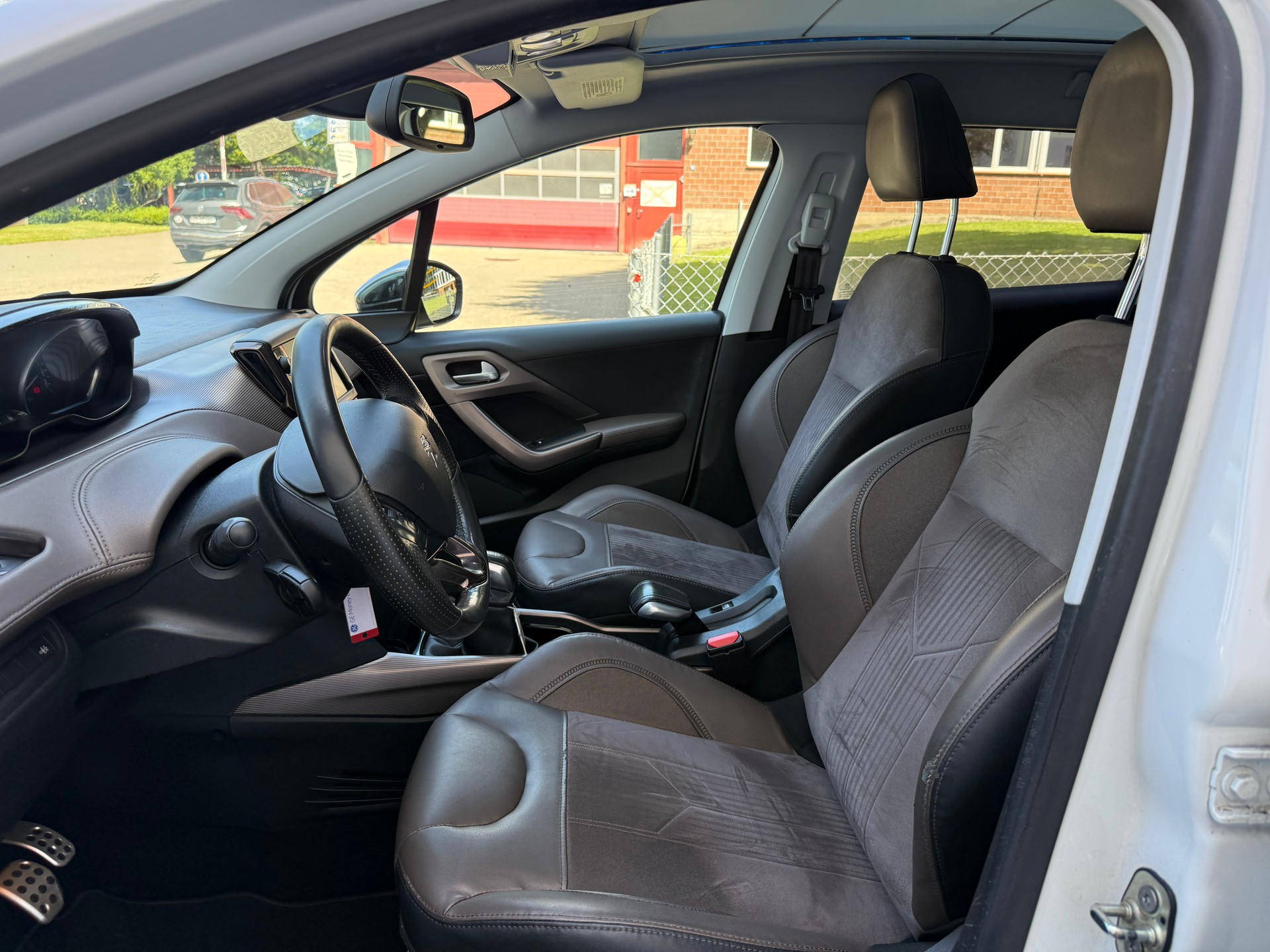 PEUGEOT 2008 1.6 VTI Allure-image-6