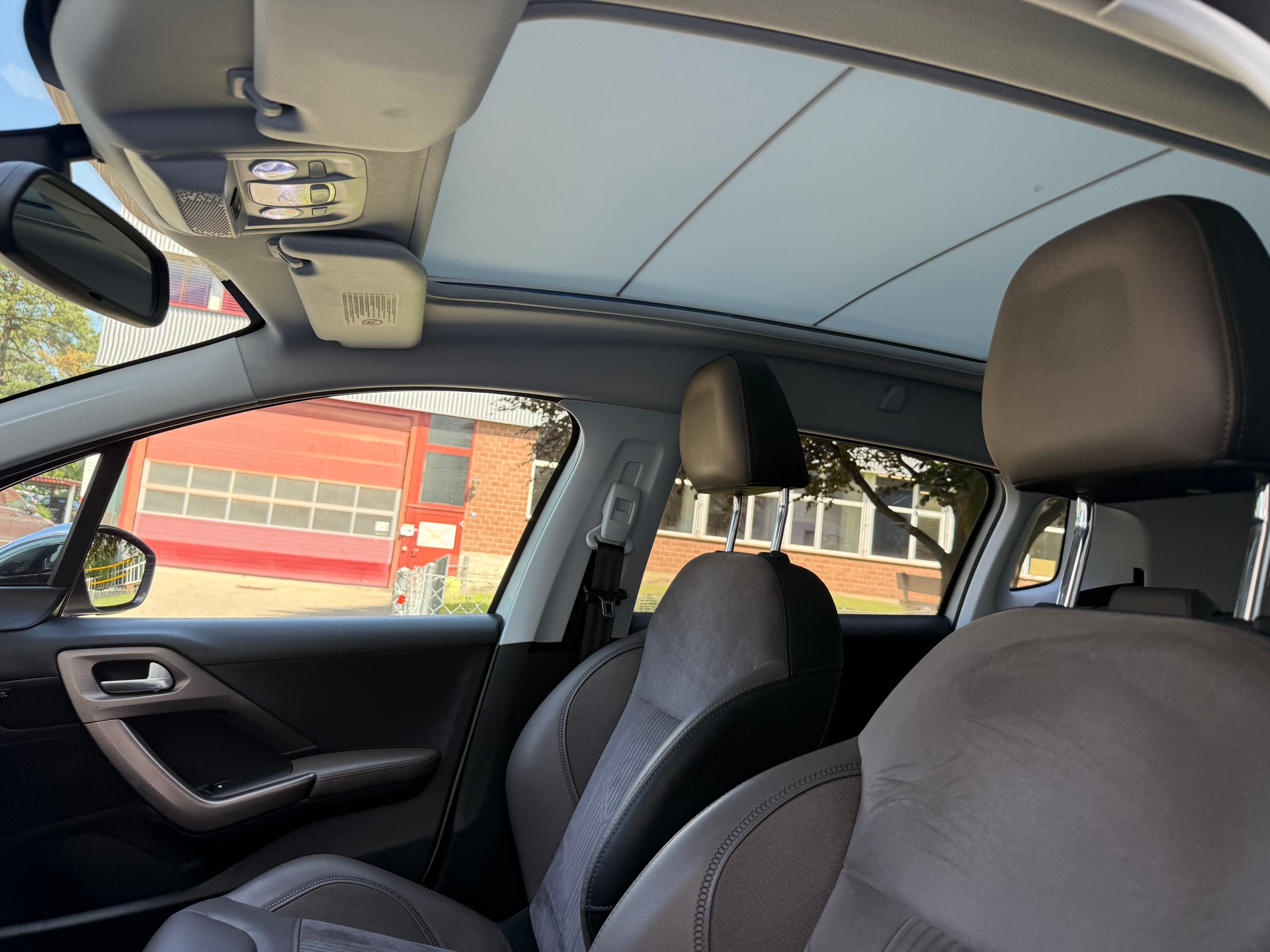 PEUGEOT 2008 1.6 VTI Allure-image-9
