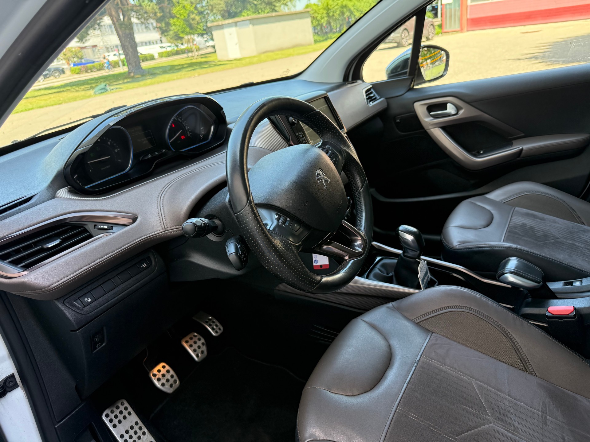 PEUGEOT 2008 1.6 VTI Allure-image-7