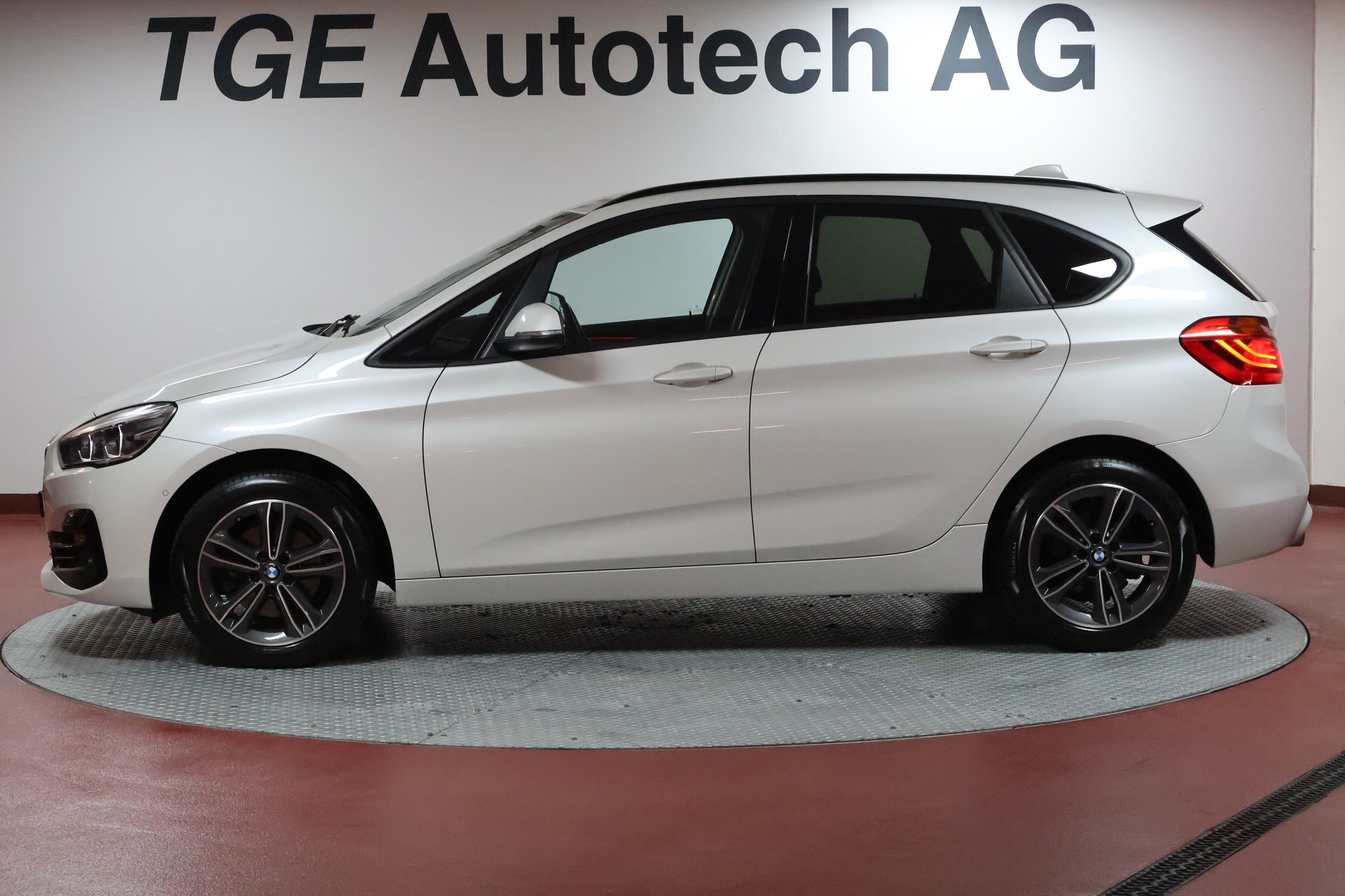 BMW 218d xDrive Active Tourer Steptronic Sport Line-showroom-element-3