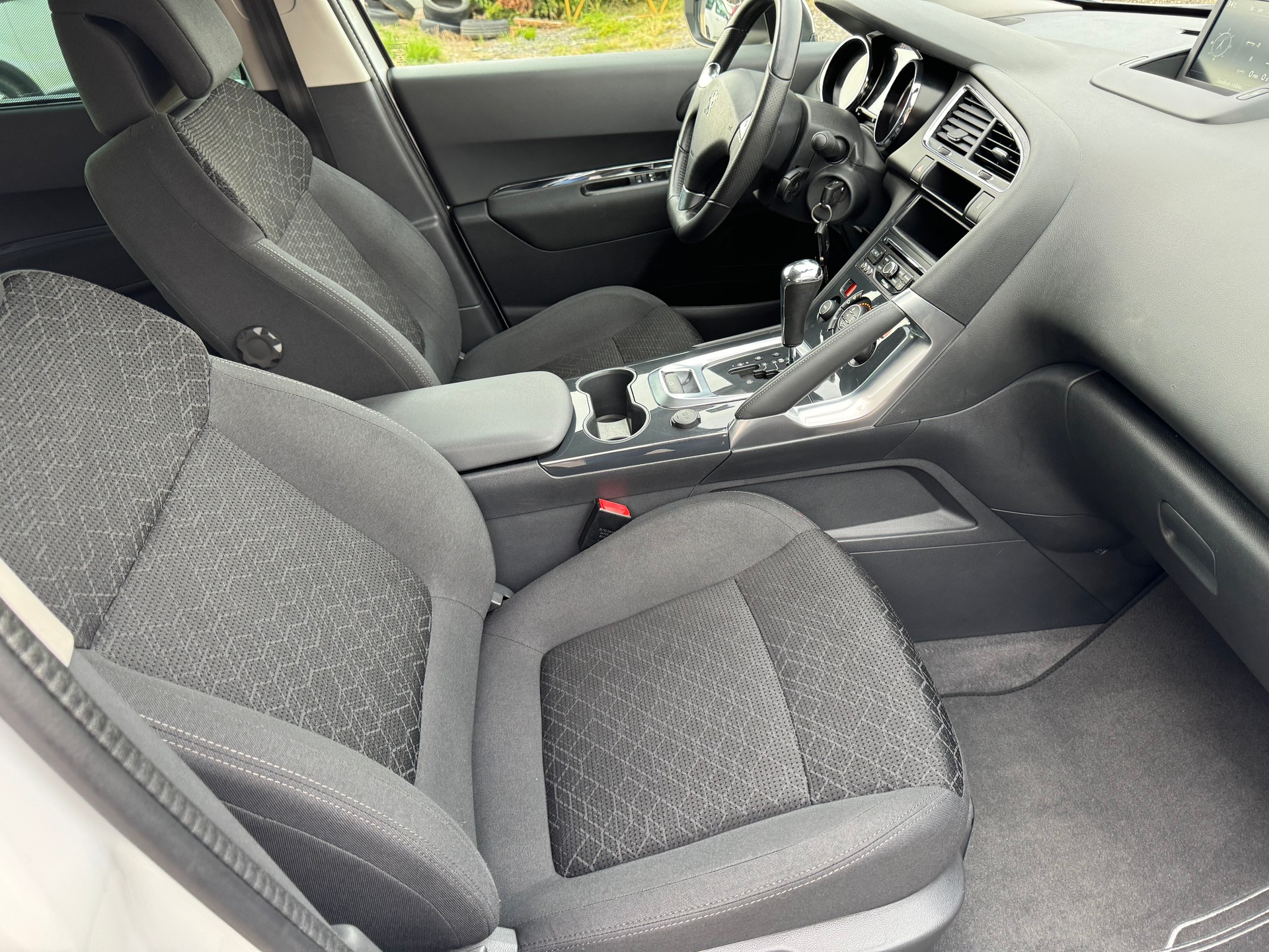 PEUGEOT 3008 1.6 Blue HDI Active Tiptronic-image-6
