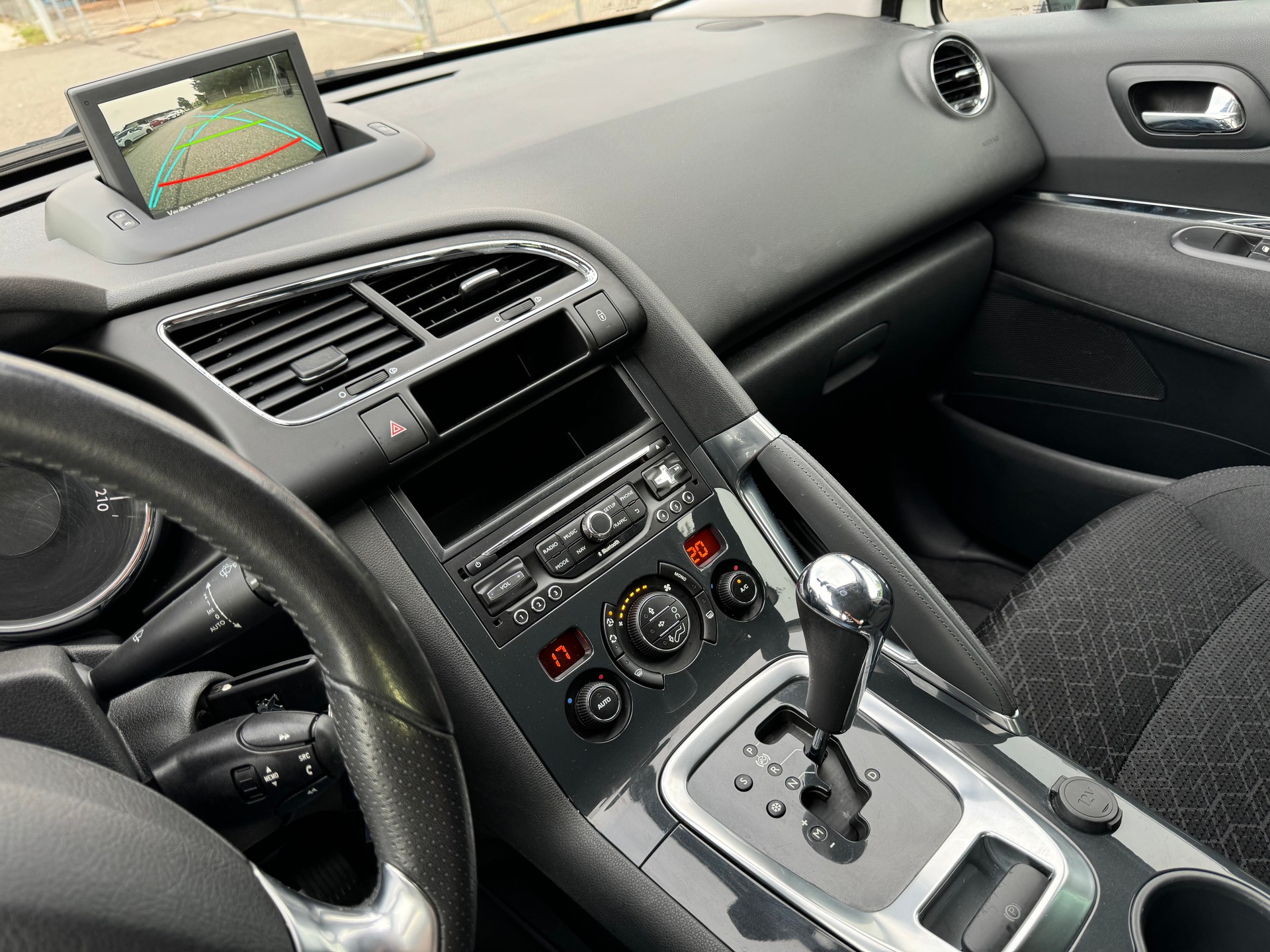 PEUGEOT 3008 1.6 Blue HDI Active Tiptronic-image-9