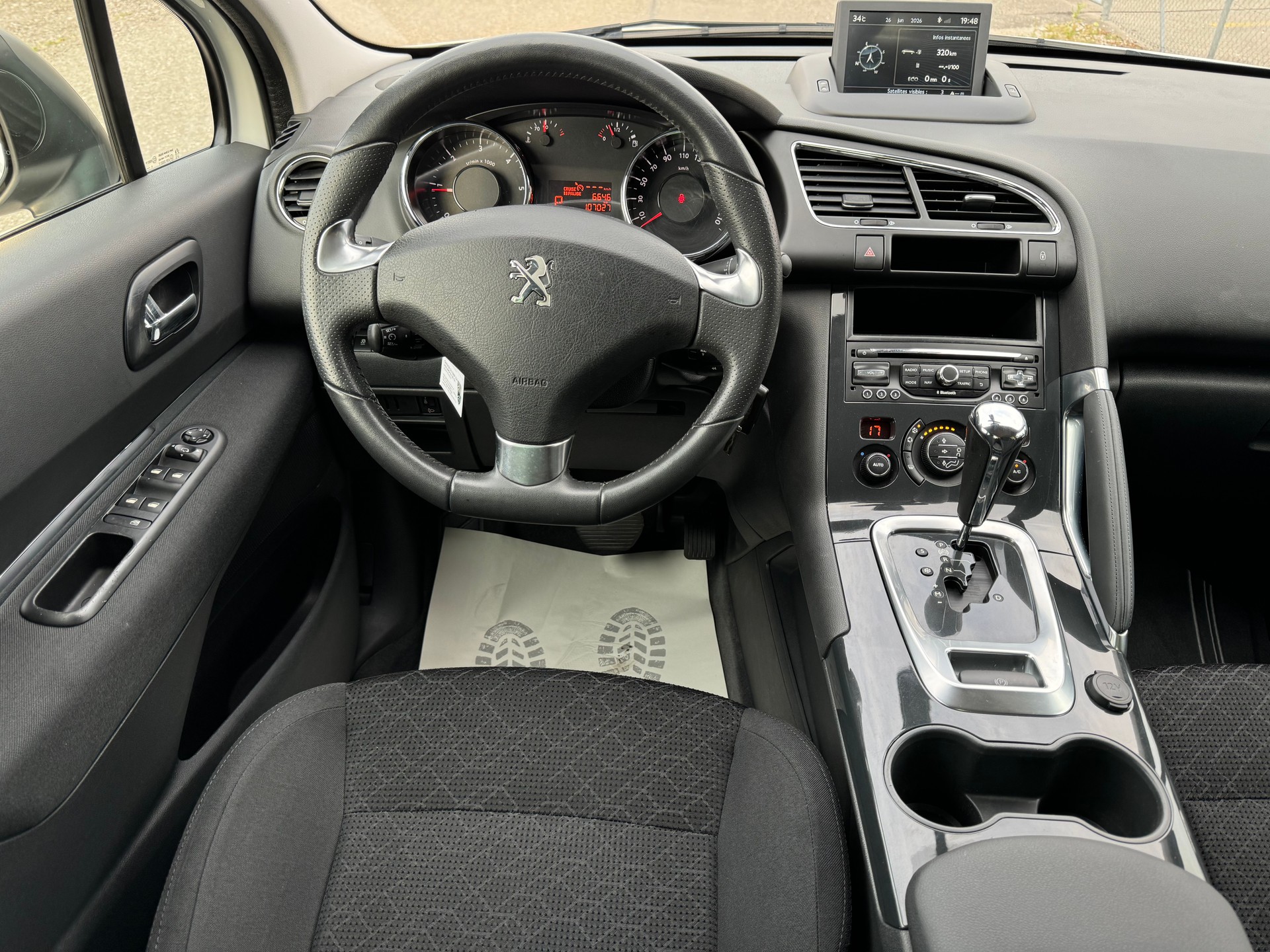 PEUGEOT 3008 1.6 Blue HDI Active Tiptronic-image-5