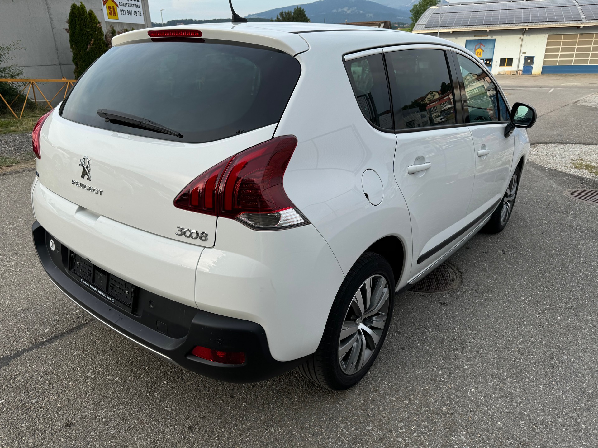 PEUGEOT 3008 1.6 Blue HDI Active Tiptronic-image-3