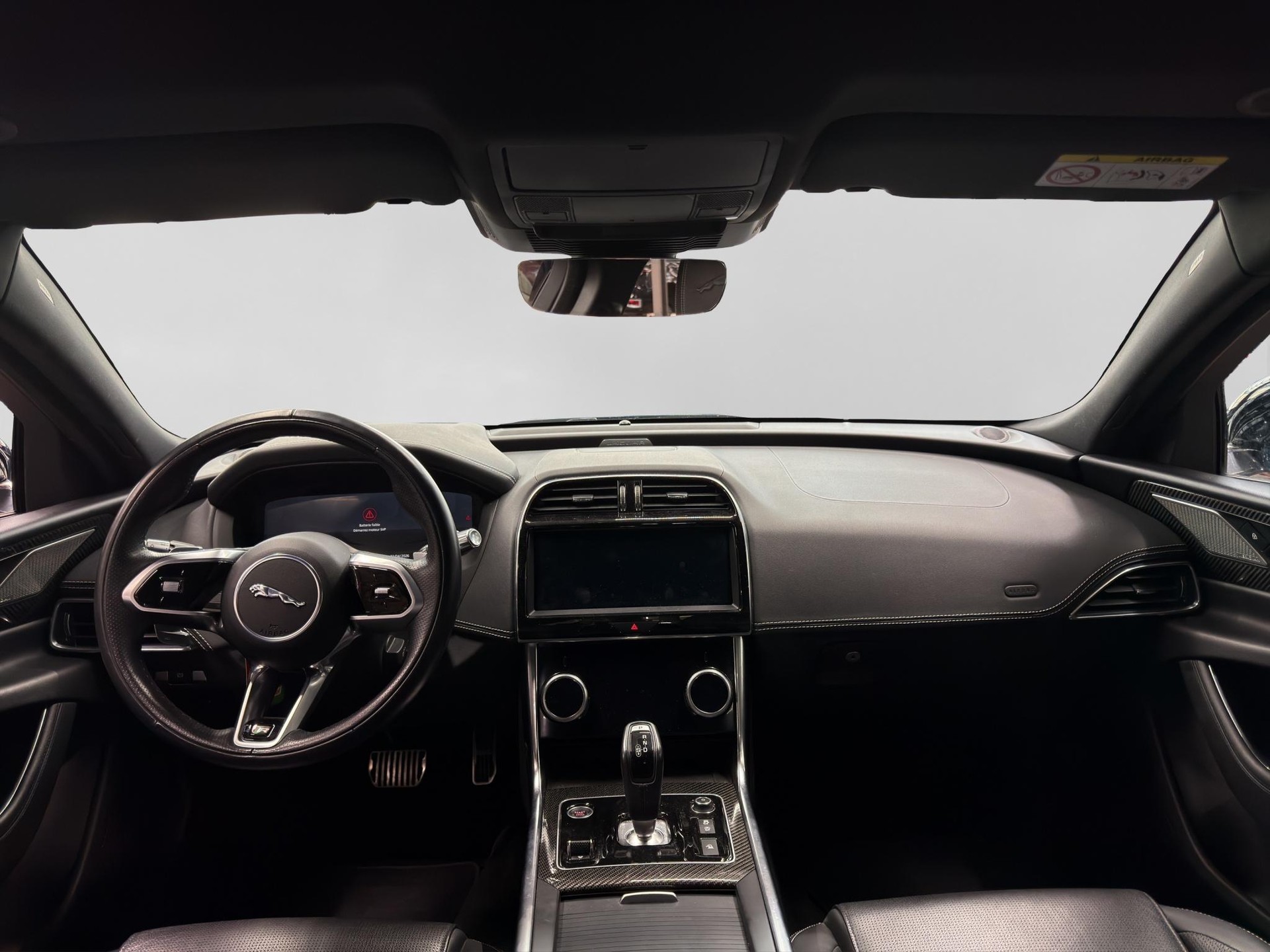 JAGUAR XE 2.0 T 300 R-Dynamic Black AWD-image-7