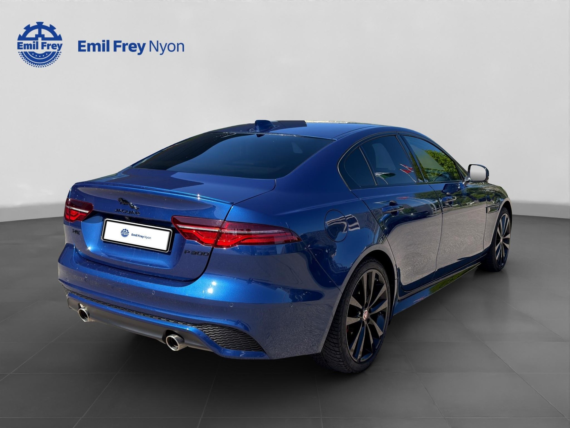 JAGUAR XE 2.0 T 300 R-Dynamic Black AWD-image-5