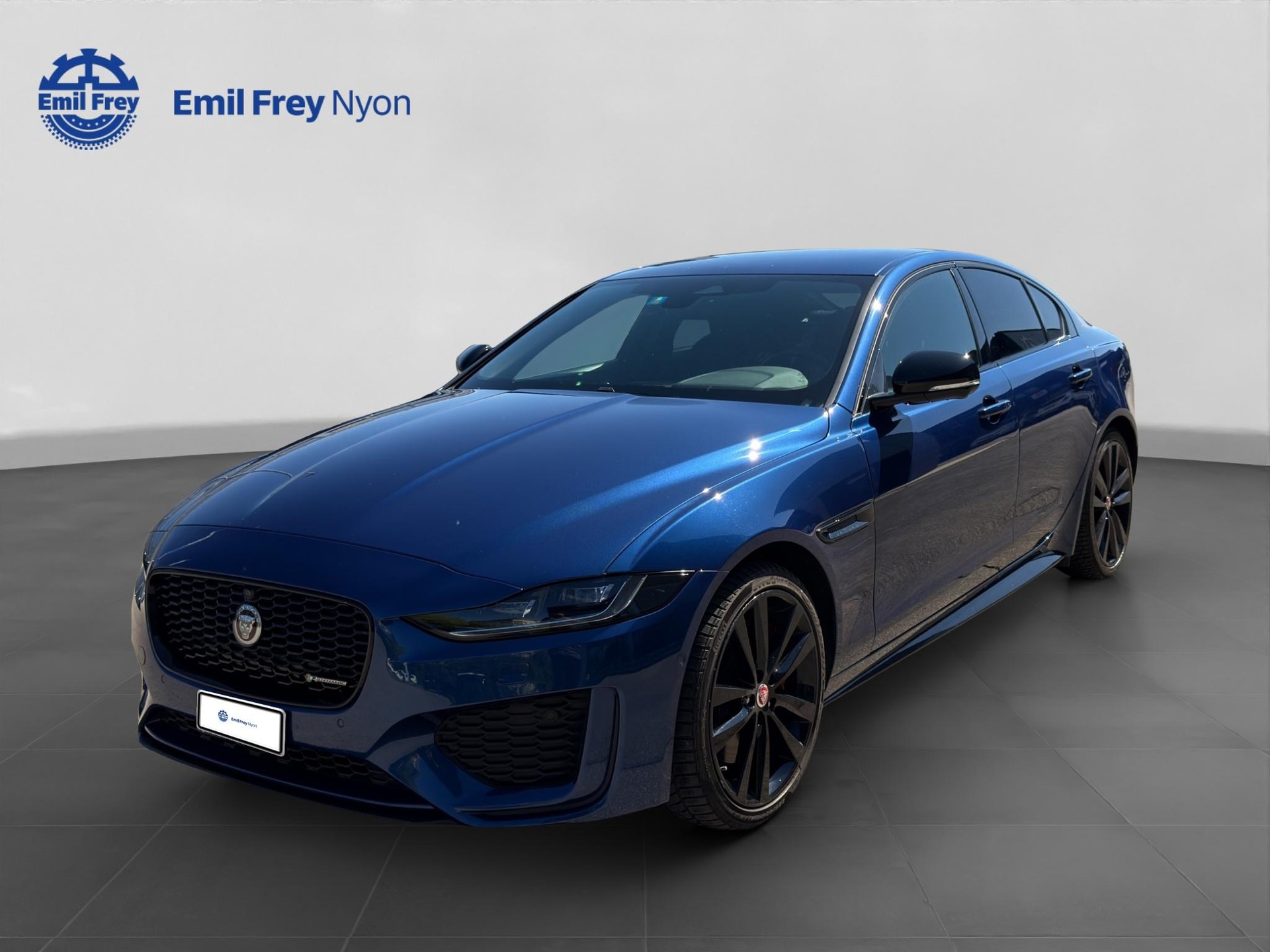 JAGUAR XE 2.0 T 300 R-Dynamic Black AWD