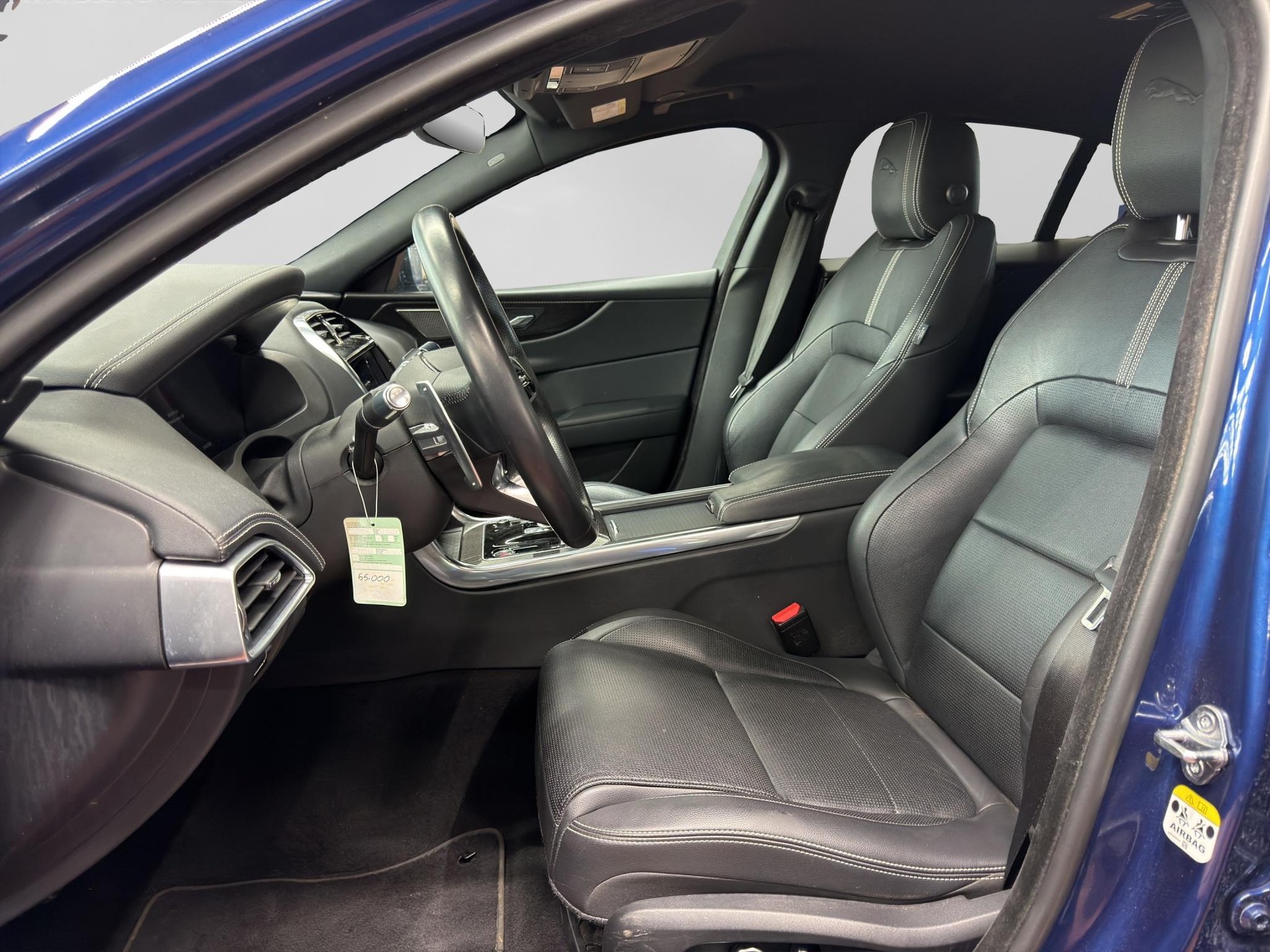 JAGUAR XE 2.0 T 300 R-Dynamic Black AWD-showroom-element-1