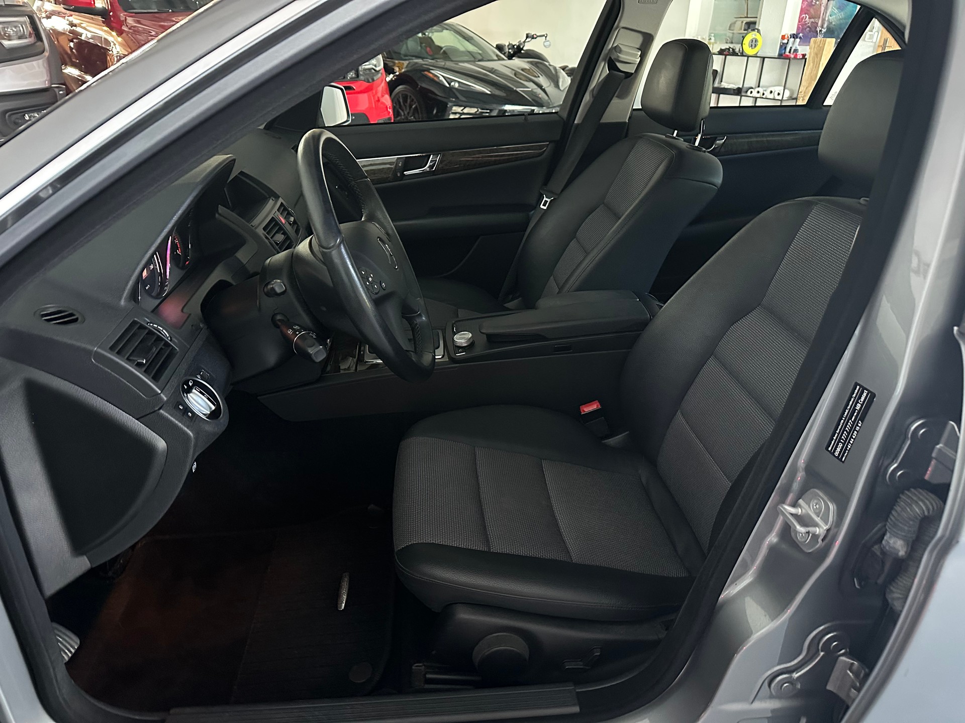 MERCEDES-BENZ C 250 CGI BlueEfficiency Avantgarde Automatic-image-3