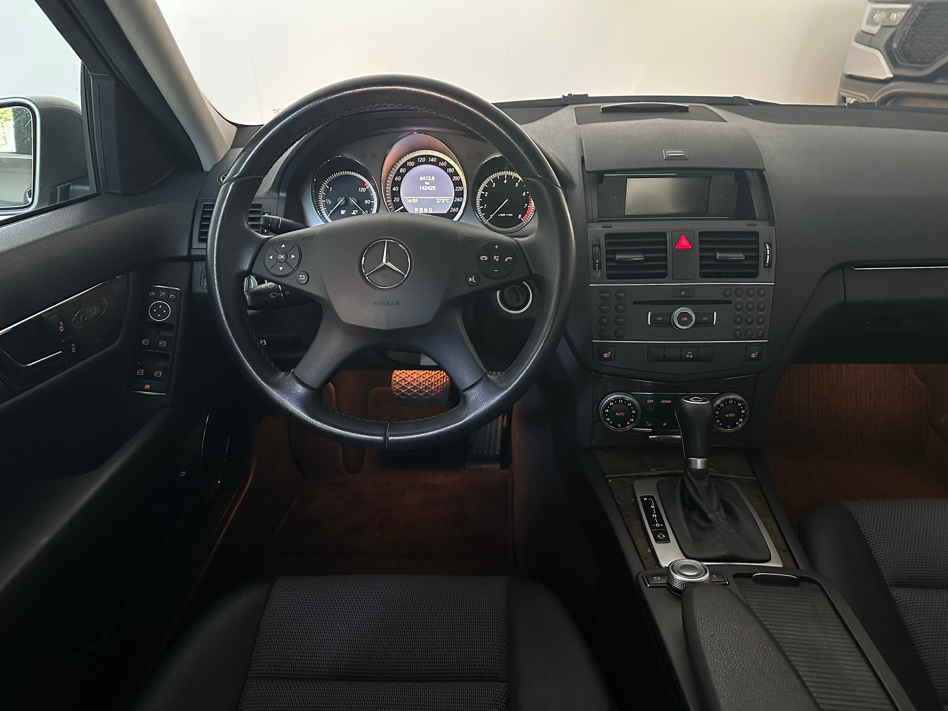 MERCEDES-BENZ C 250 CGI BlueEfficiency Avantgarde Automatic-image-8