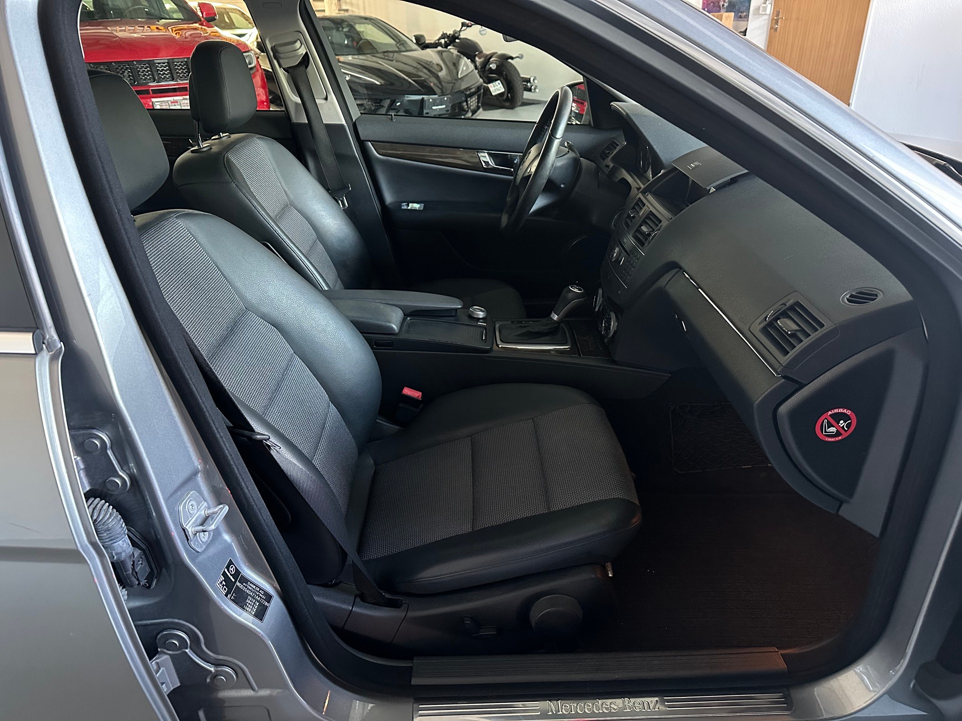 MERCEDES-BENZ C 250 CGI BlueEfficiency Avantgarde Automatic-image-4