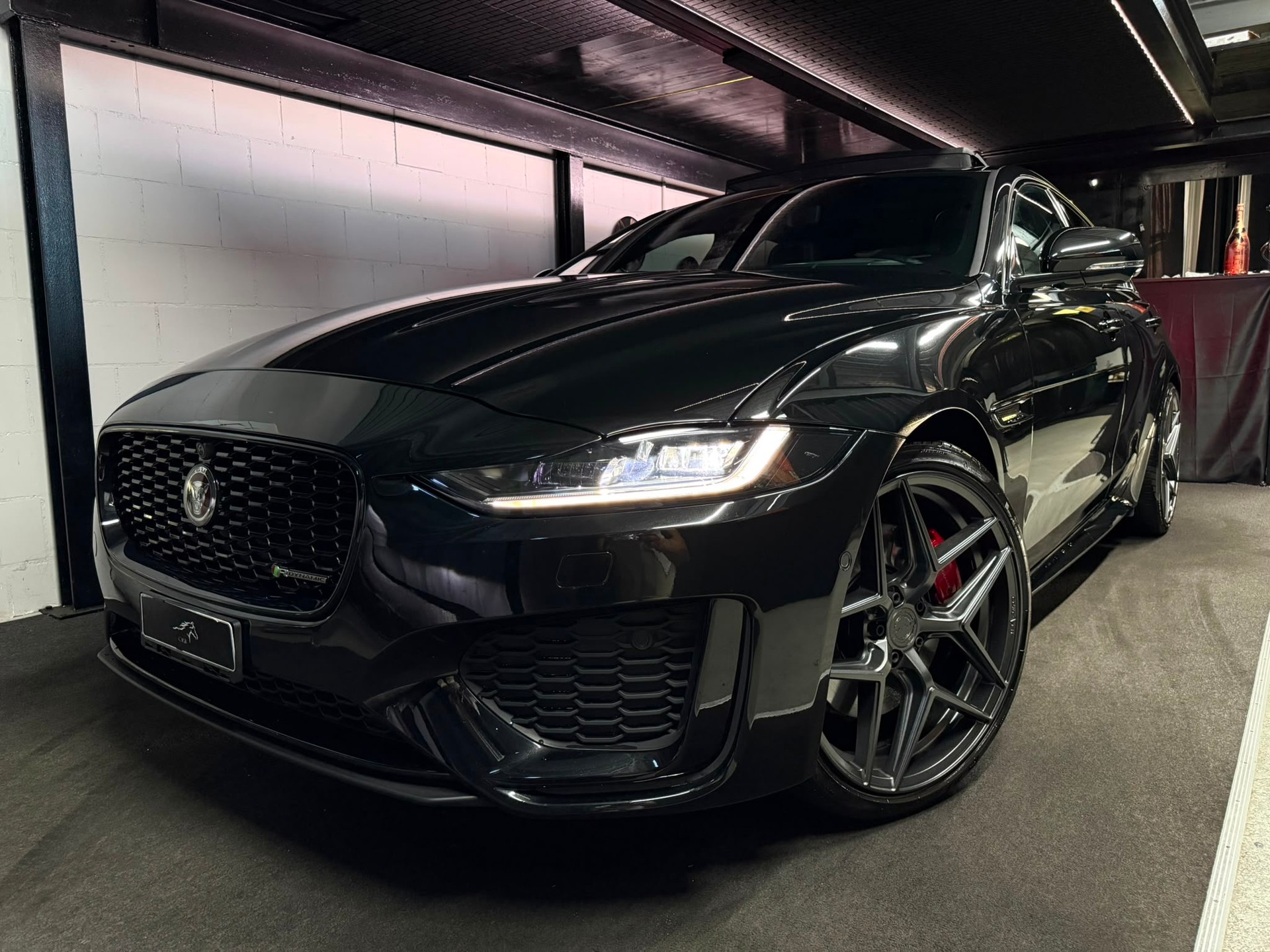 JAGUAR XE 2.0 R-Dynamic S P300 AWD Automat / ALL BLACK / CH- AUTO / FULL OPTIONS /-showroom-element-3