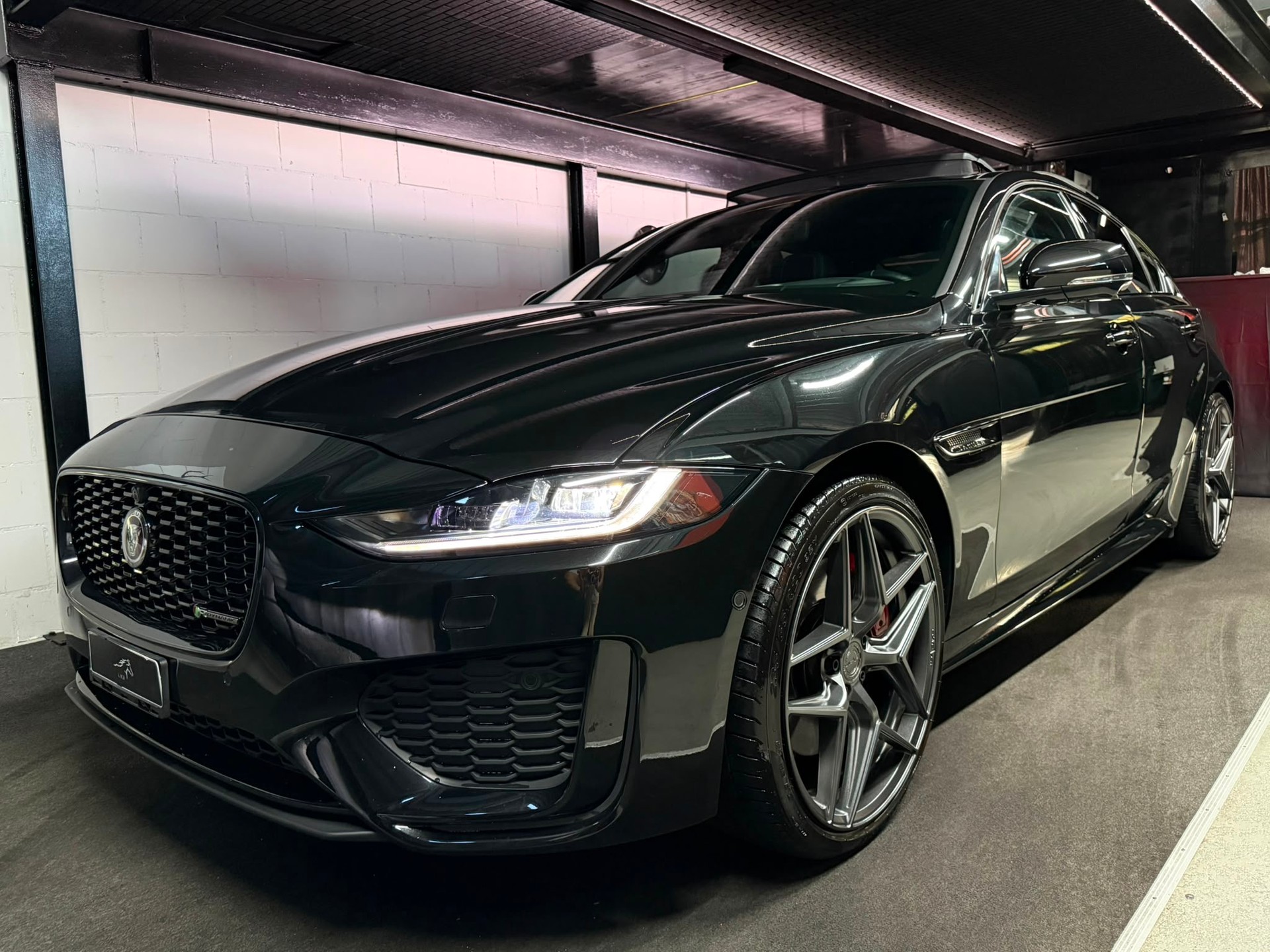 JAGUAR XE 2.0 R-Dynamic S P300 AWD Automat / ALL BLACK / CH- AUTO / FULL OPTIONS /-showroom-element-1