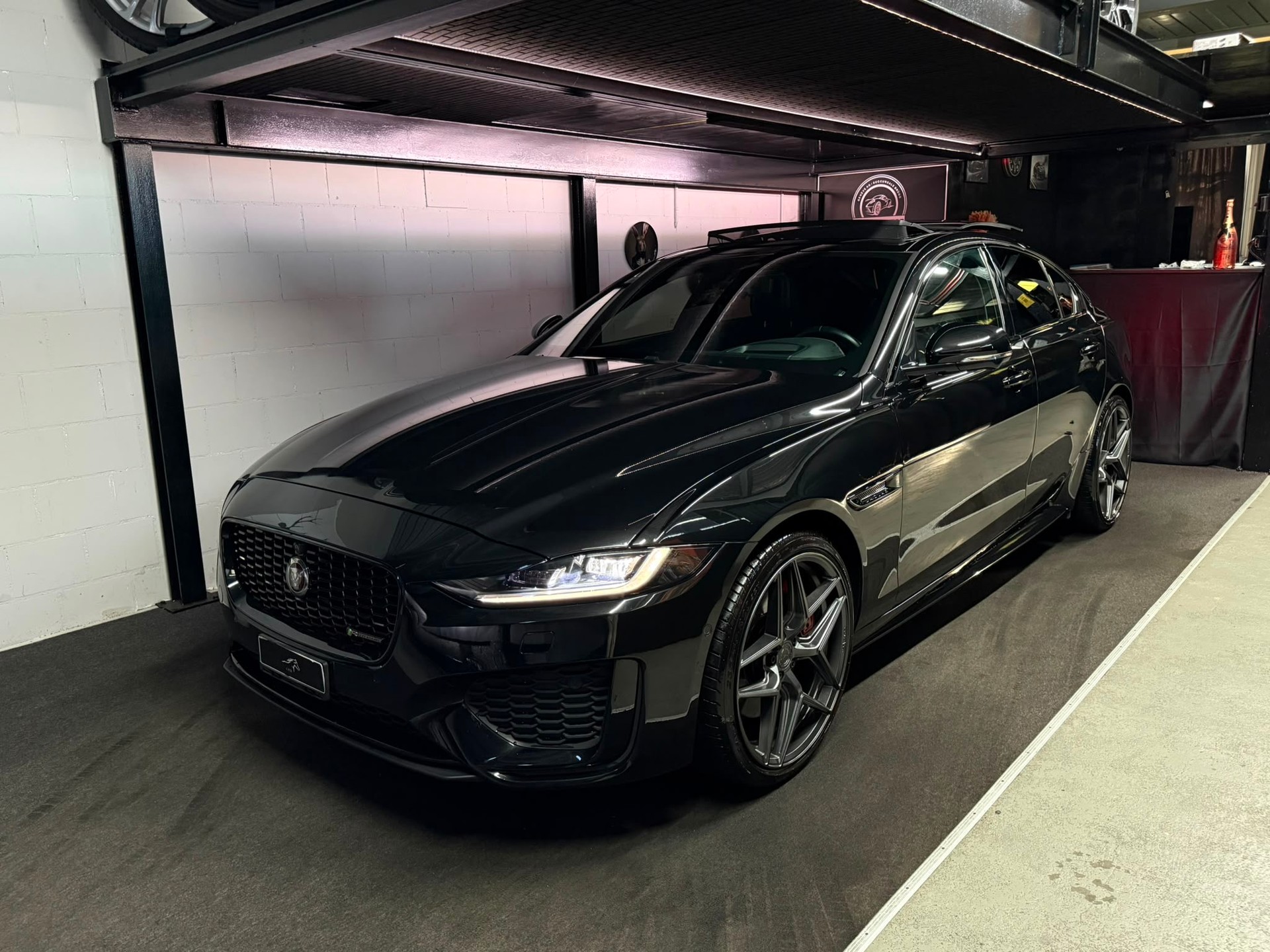 JAGUAR XE 2.0 R-Dynamic S P300 AWD Automat / ALL BLACK / CH- AUTO / FULL OPTIONS /