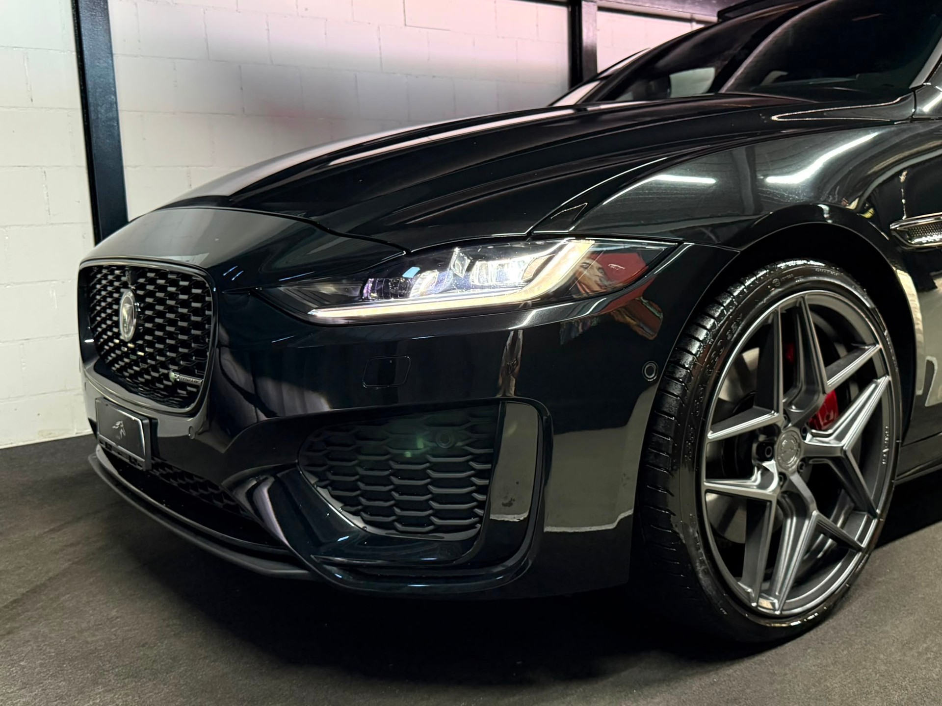 JAGUAR XE 2.0 R-Dynamic S P300 AWD Automat / ALL BLACK / CH- AUTO / FULL OPTIONS /-showroom-element-2