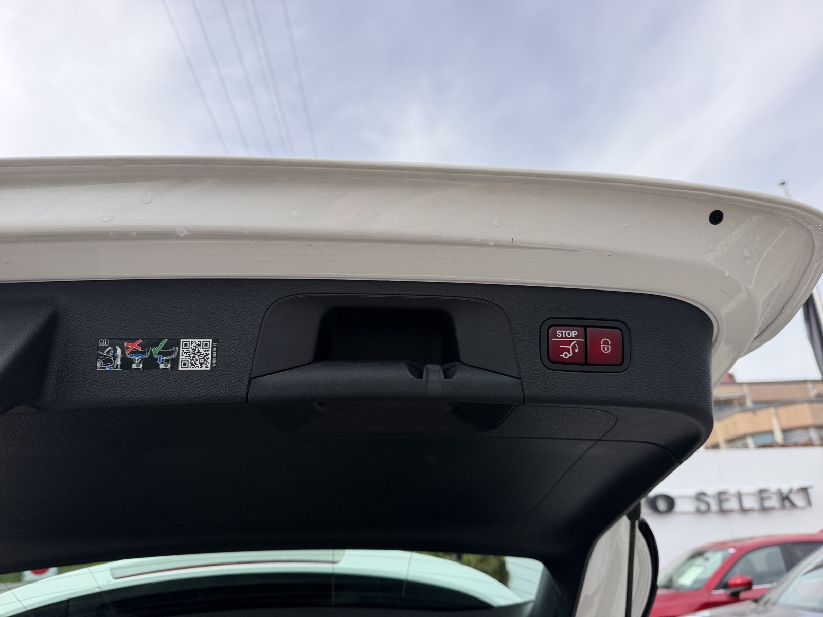 MERCEDES-BENZ EQC 400 4Matic EQ Star-image-12