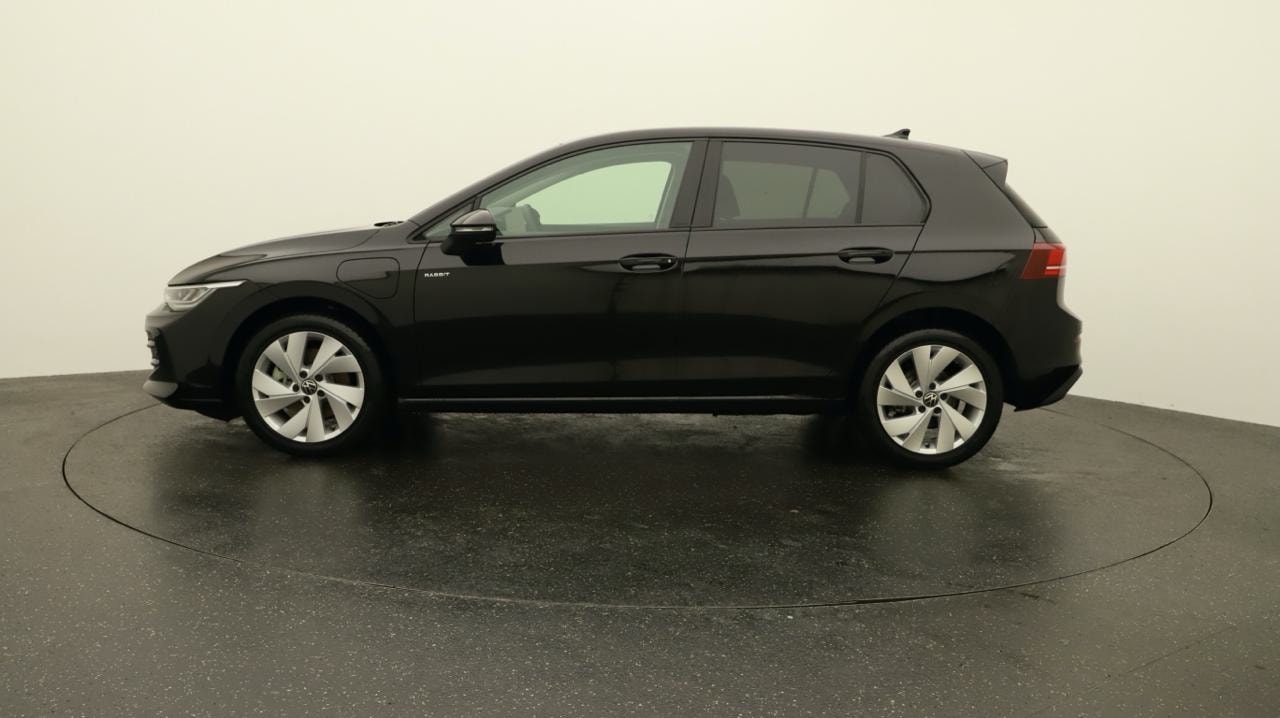 VW Golf VIII 1.5 TSI PHEV Limited-showroom-element-1