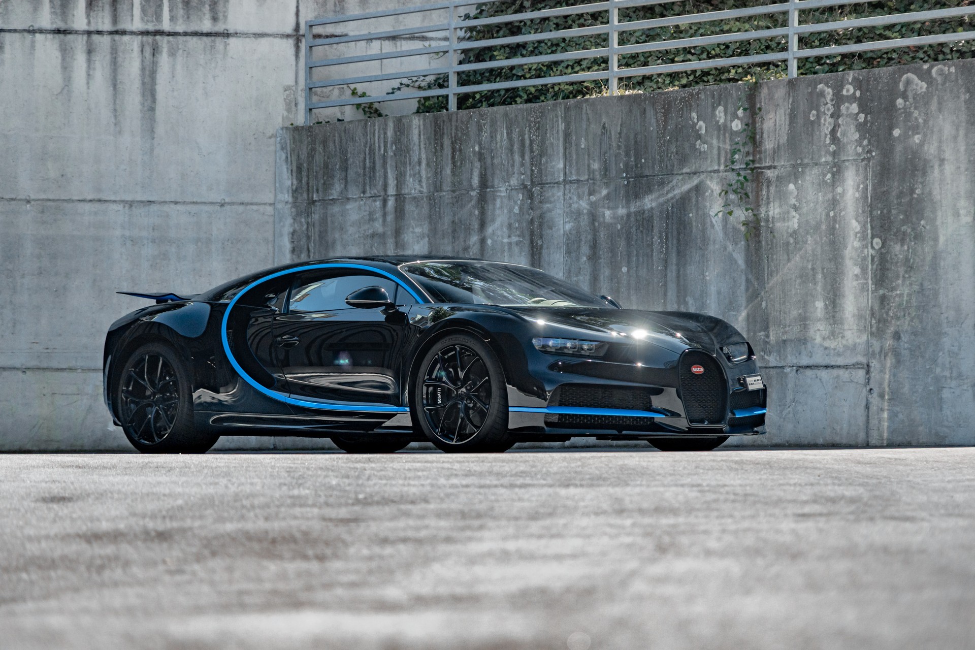 BUGATTI CHIRON-showroom-element-3