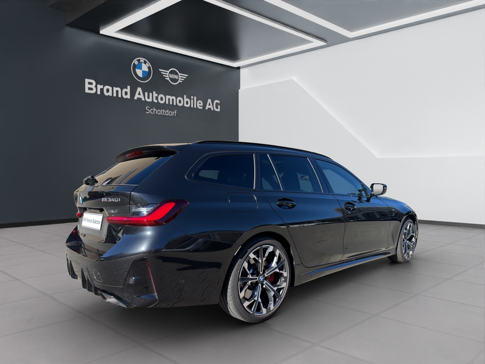 BMW M340i xDrive Touring-showroom-element-3