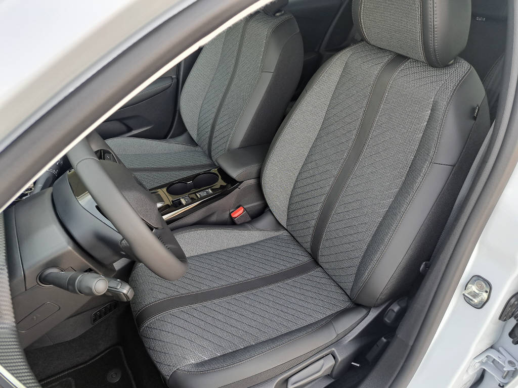PEUGEOT 208 e-Allure 136cv-image-8