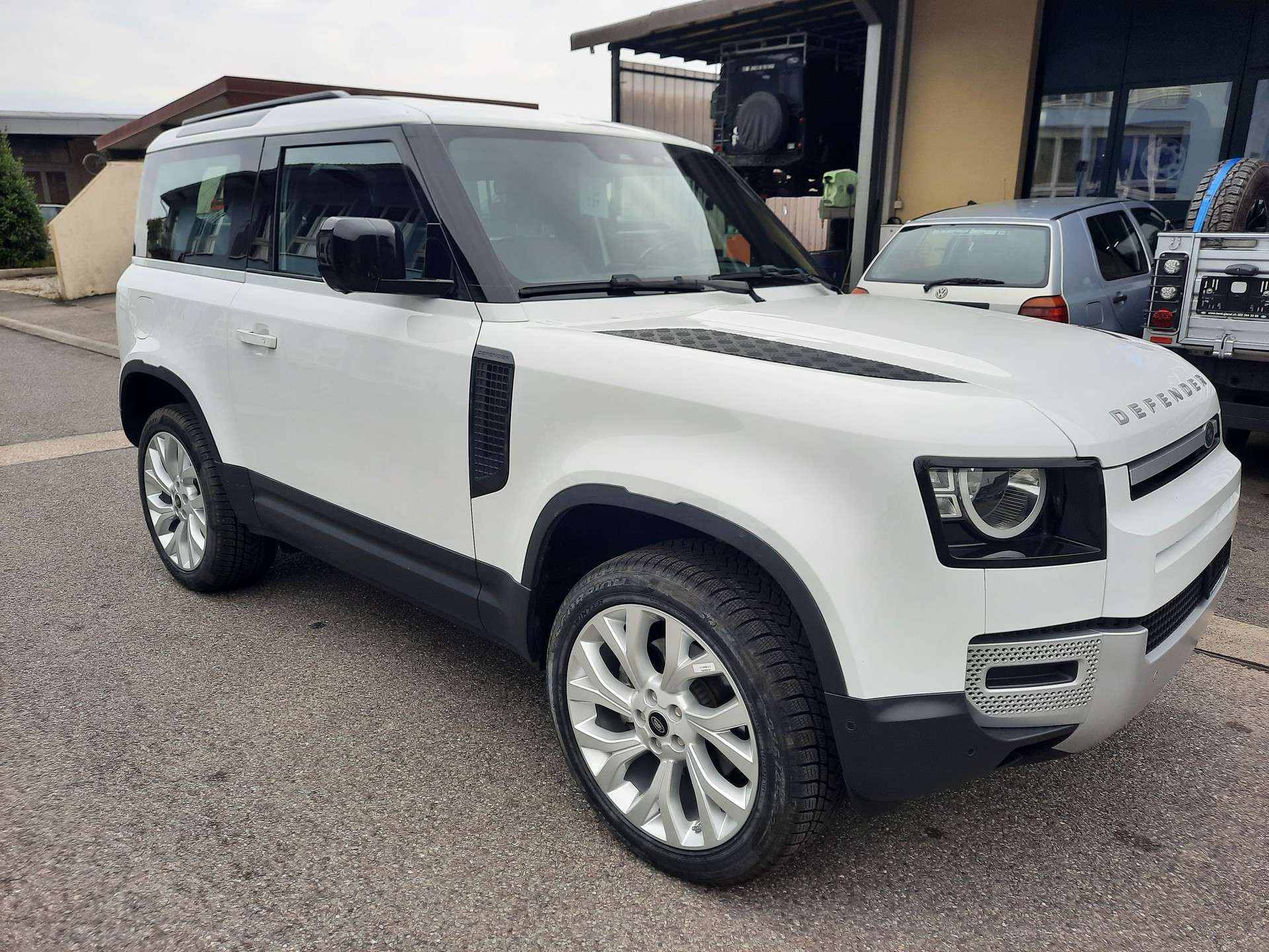 LAND ROVER Defender 90 3.0D I6 200 X-Dynamic S AT8-image-2