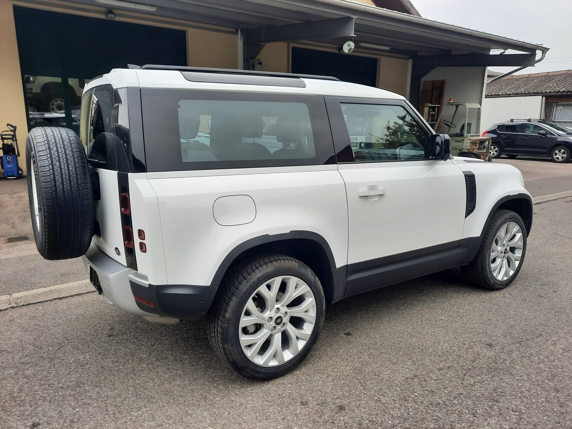 LAND ROVER Defender 90 3.0D I6 200 X-Dynamic S AT8-image-5