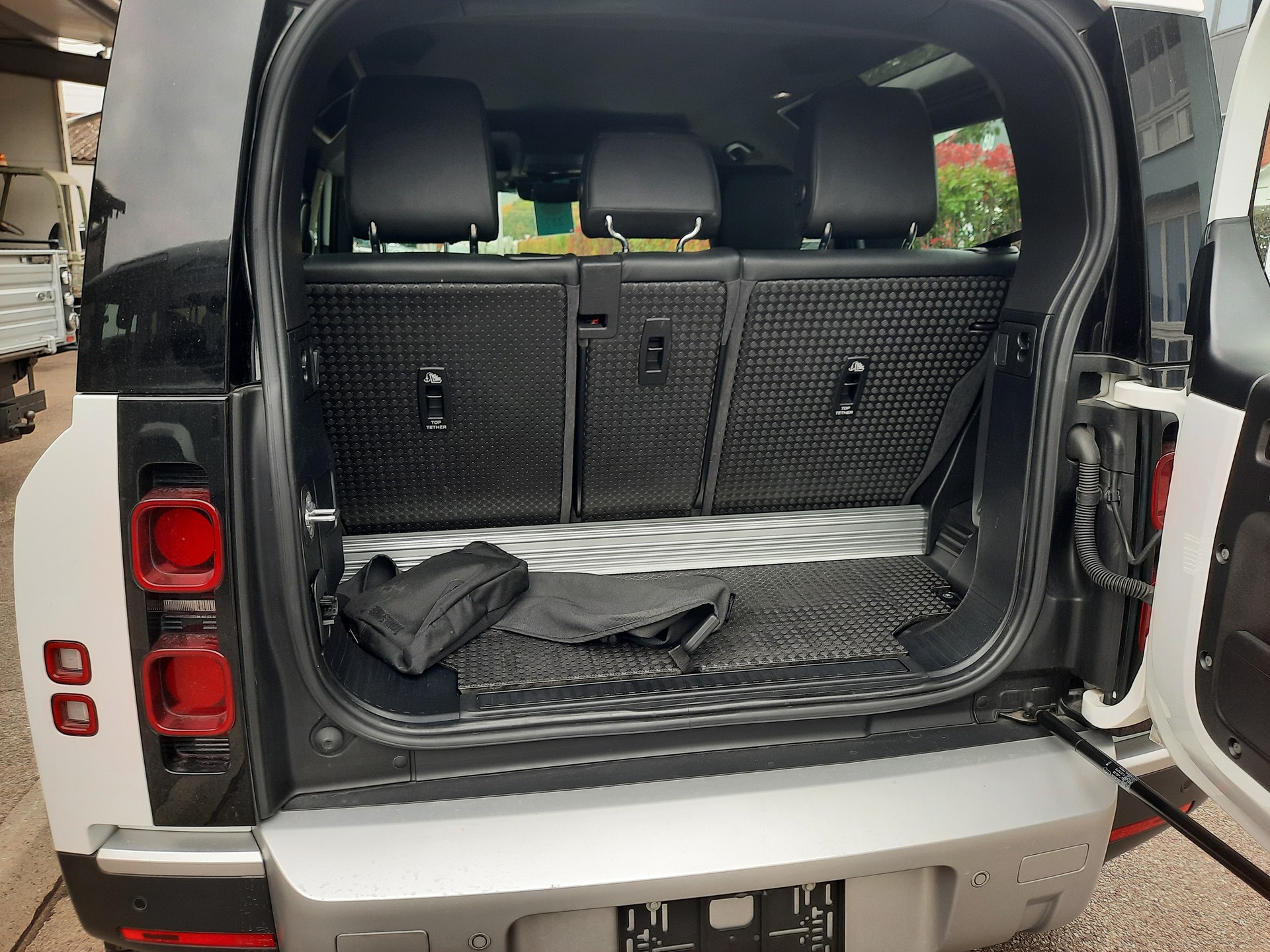 LAND ROVER Defender 90 3.0D I6 200 X-Dynamic S AT8-image-8