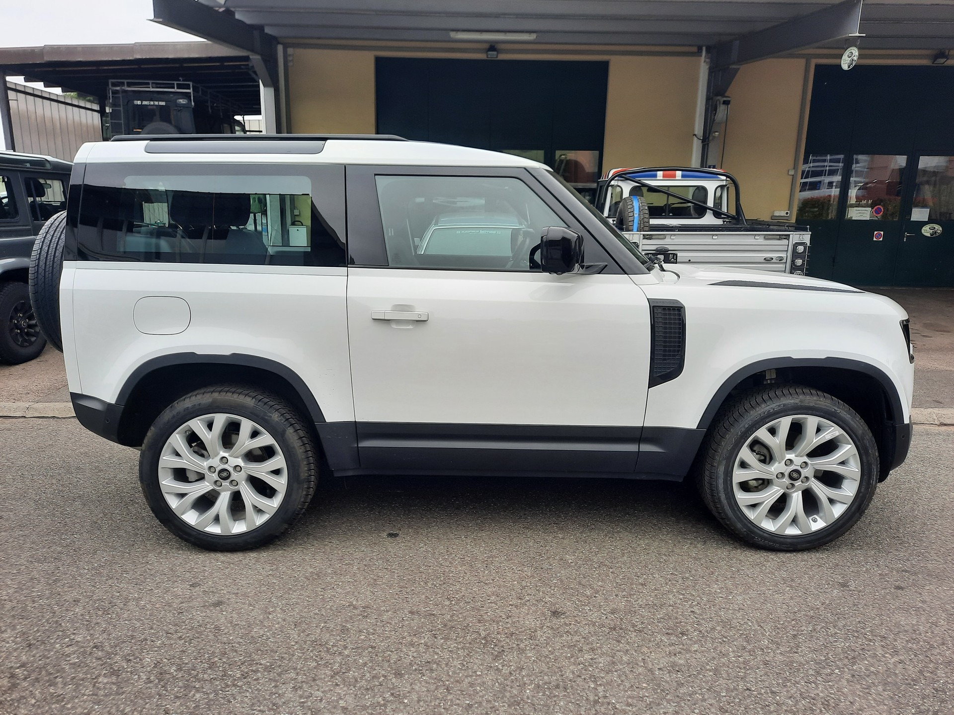 LAND ROVER Defender 90 3.0D I6 200 X-Dynamic S AT8-image-3