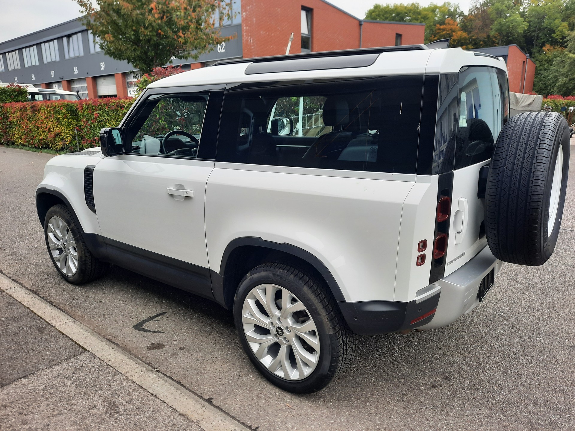 LAND ROVER Defender 90 3.0D I6 200 X-Dynamic S AT8-image-4