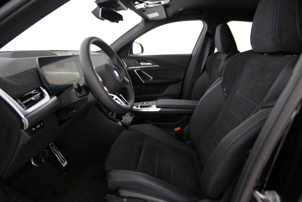 BMW iX2 20 eDrive-showroom-element-1