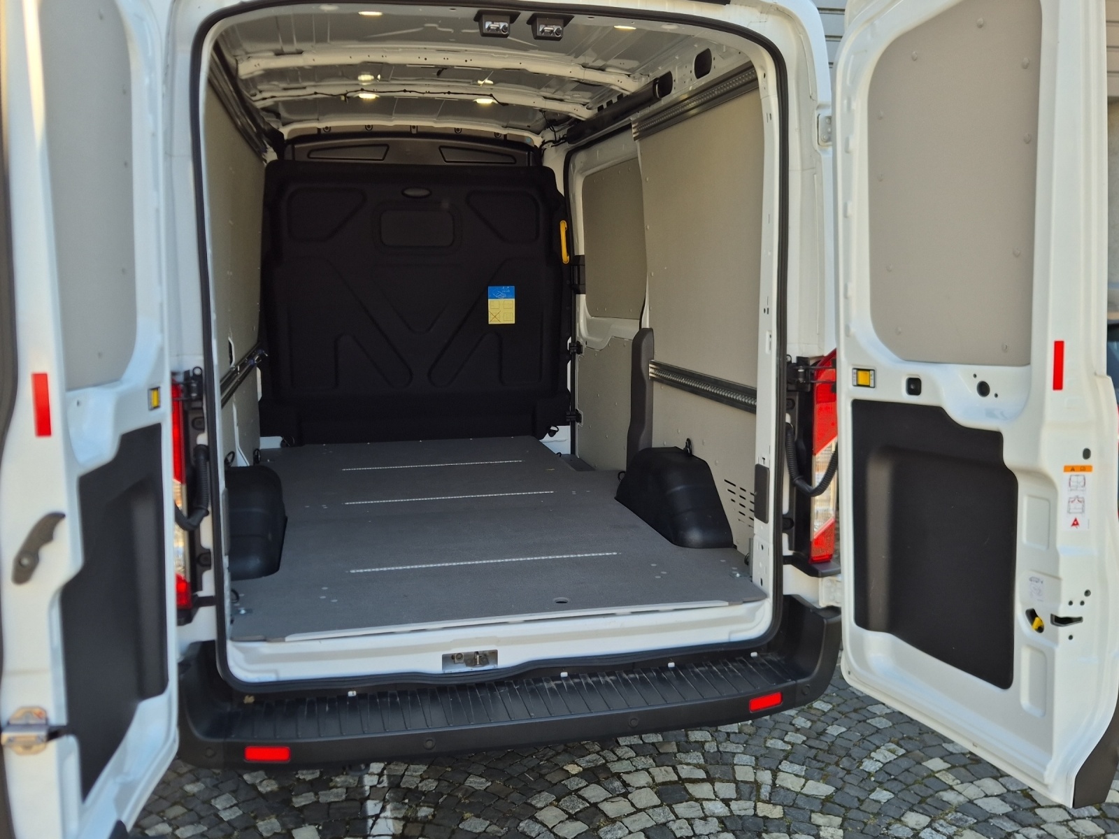 FORD E-Transit Van 350 L2H2 68kWh Trend-image-18