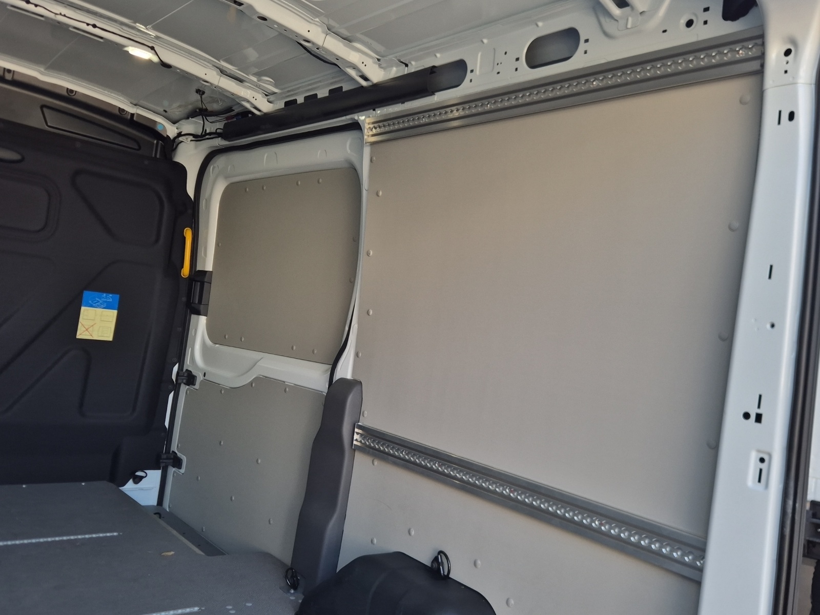 FORD E-Transit Van 350 L2H2 68kWh Trend-image-21