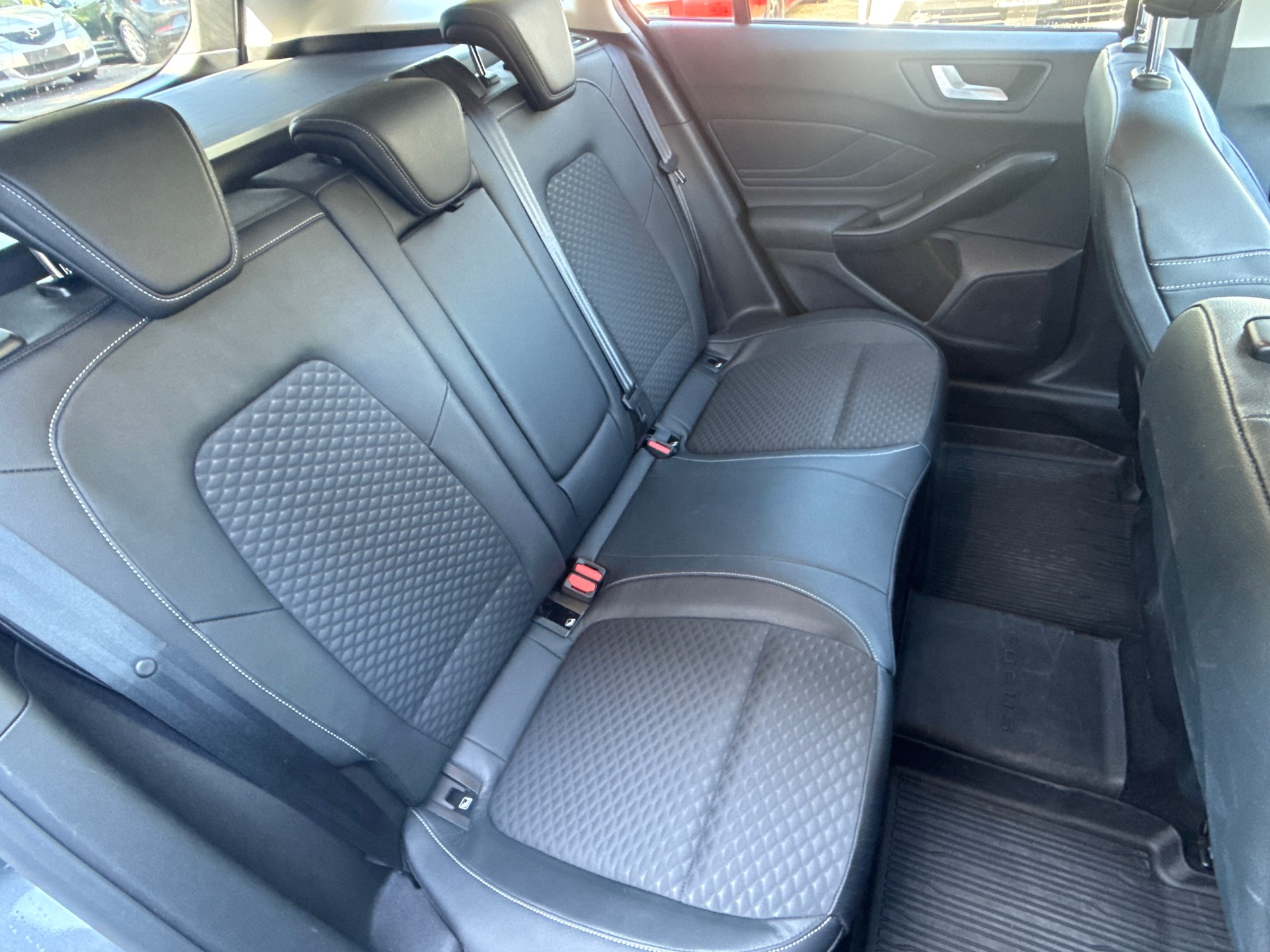 FORD Focus 1.0 SCTi Titanium Automatic-image-12