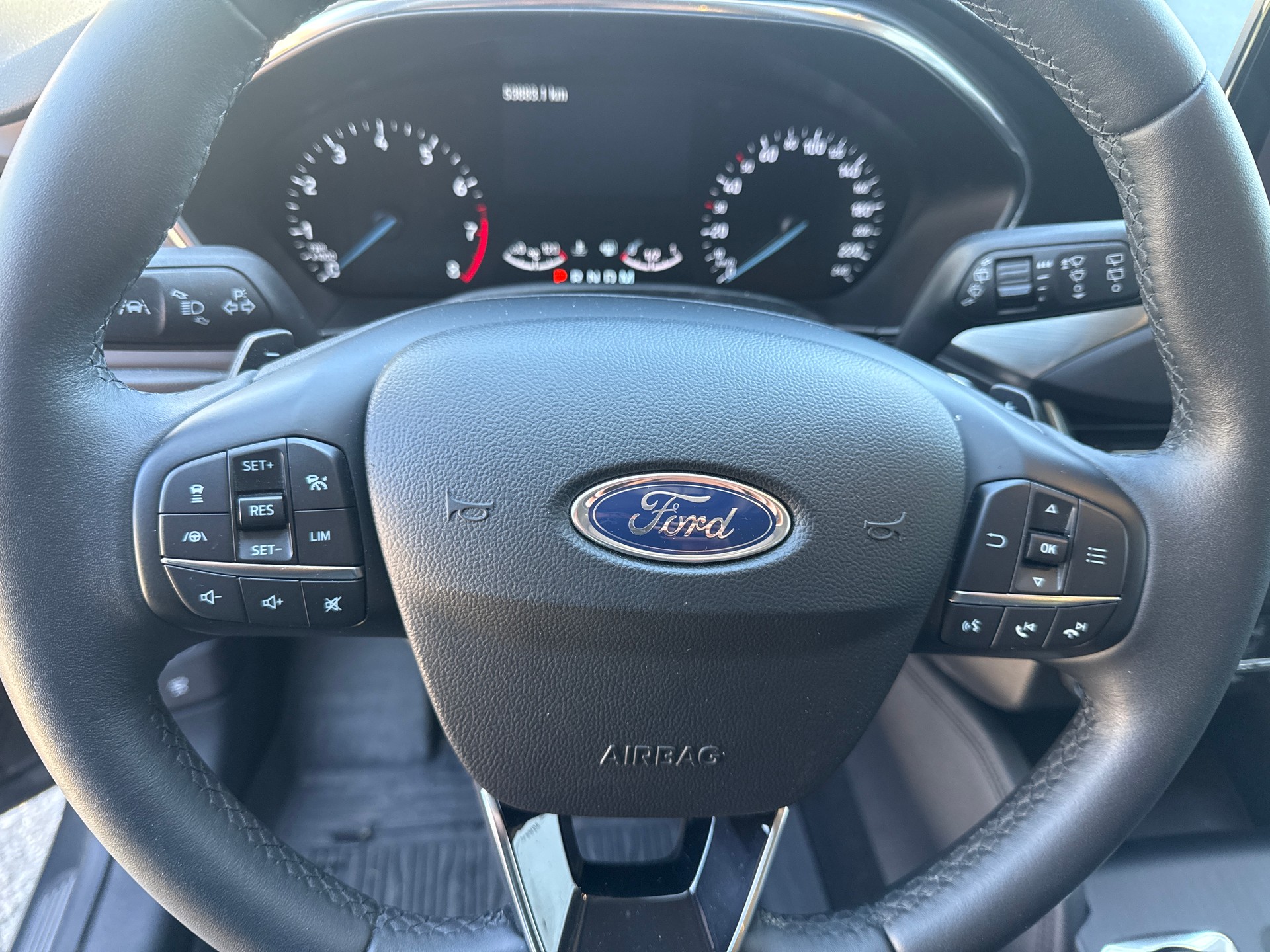 FORD Focus 1.0 SCTi Titanium Automatic-image-14