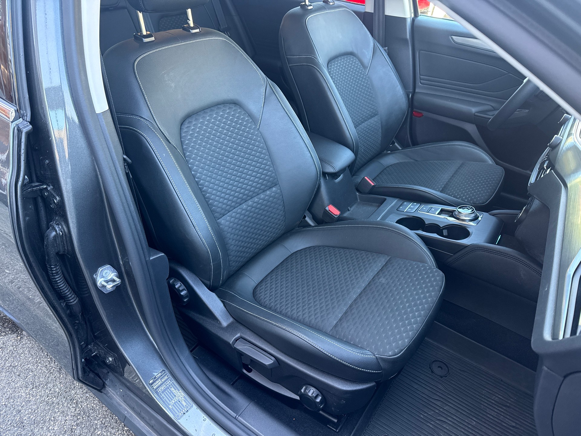 FORD Focus 1.0 SCTi Titanium Automatic-image-11