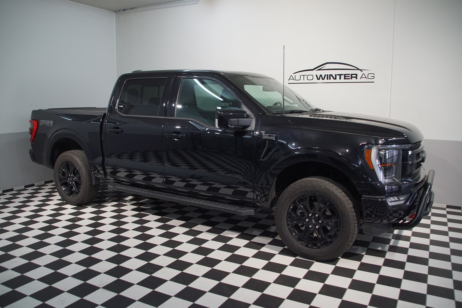 FORD F-150 Lariat FX4 V8-showroom-element-1