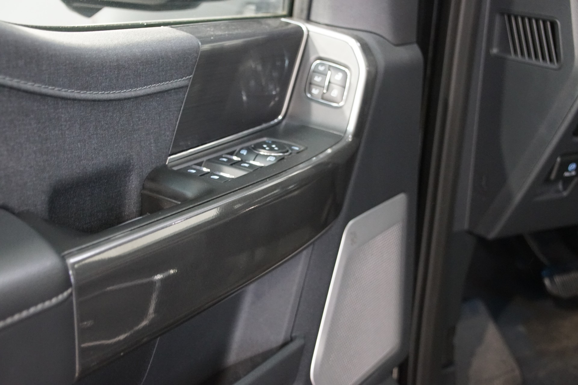 FORD F-150 Lariat FX4 V8-image-16