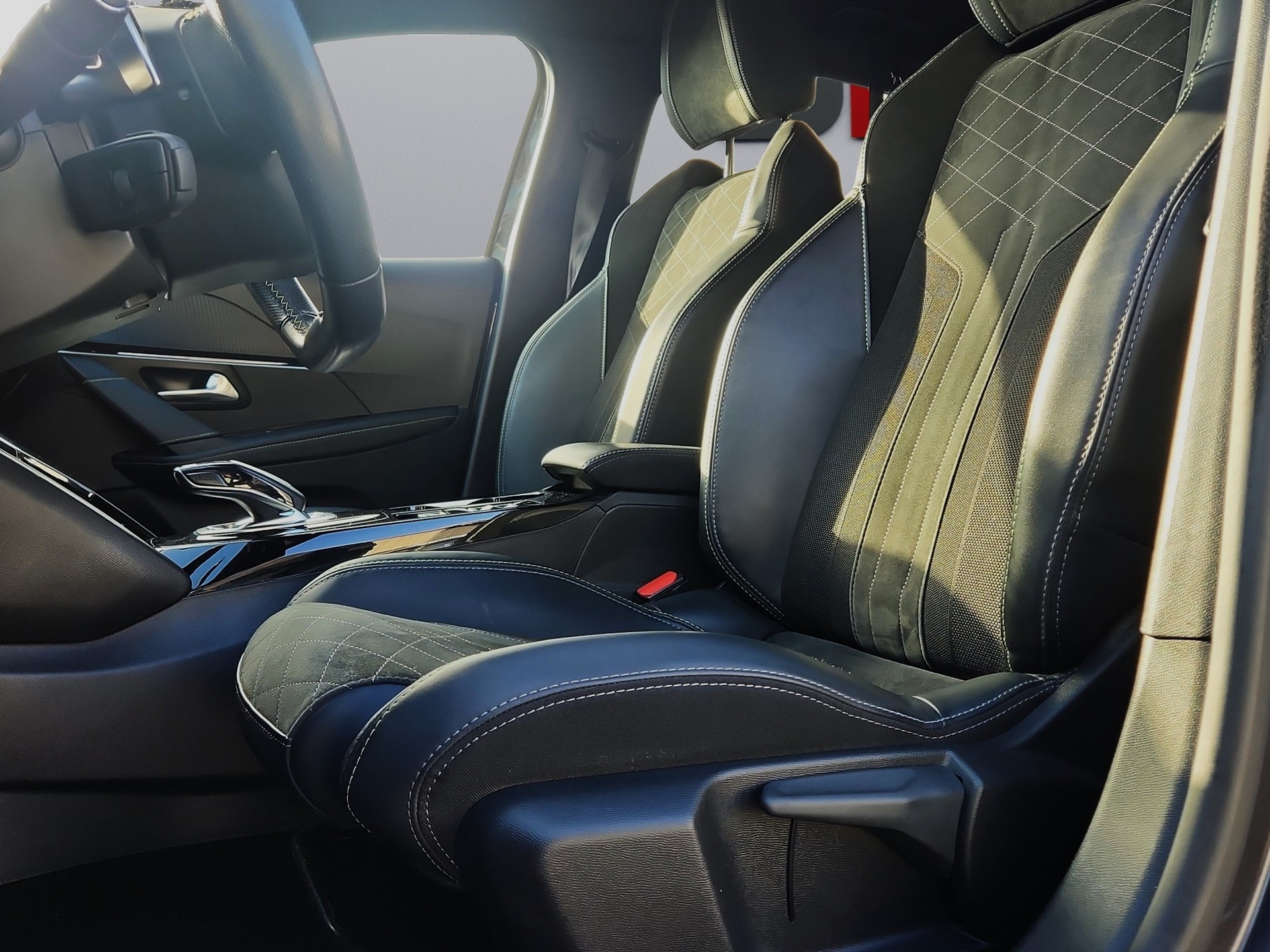 PEUGEOT 208 1.2 PureTech GT Pack EAT8-image-7