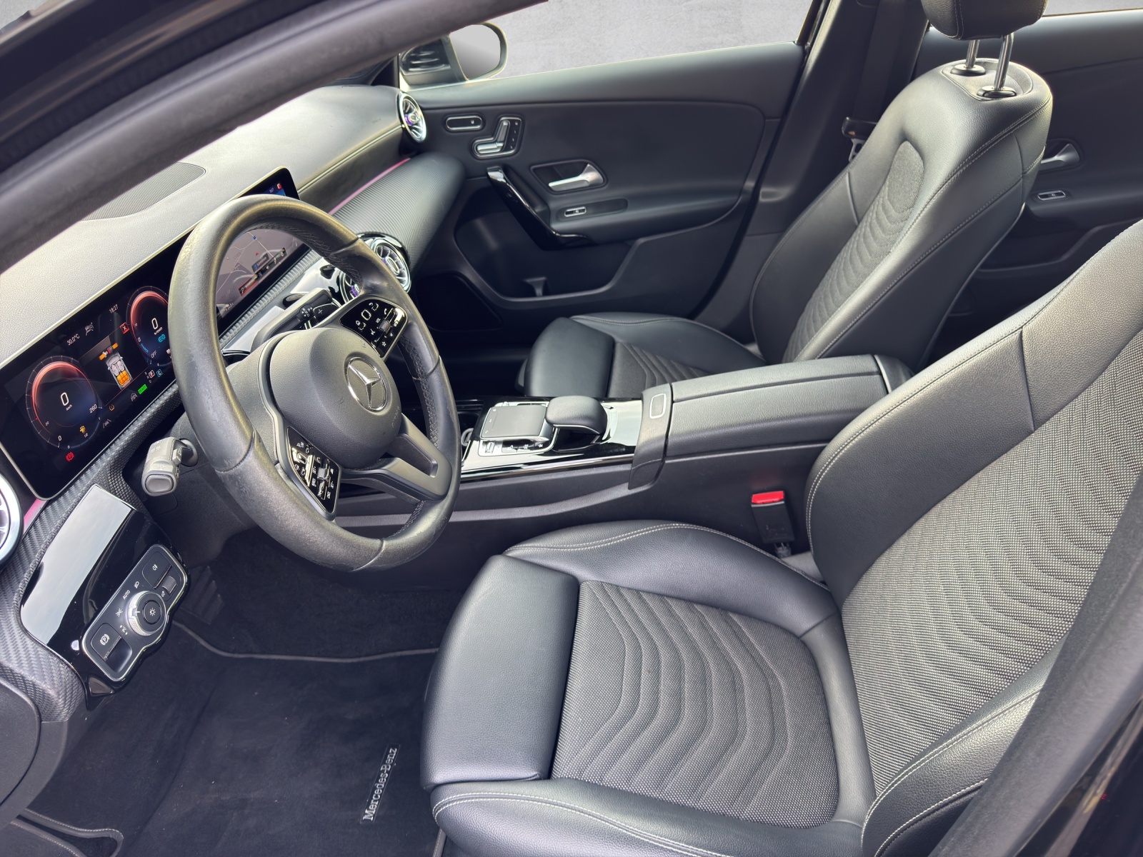 MERCEDES-BENZ A 250e AMG Line 8G-DCT-showroom-element-2