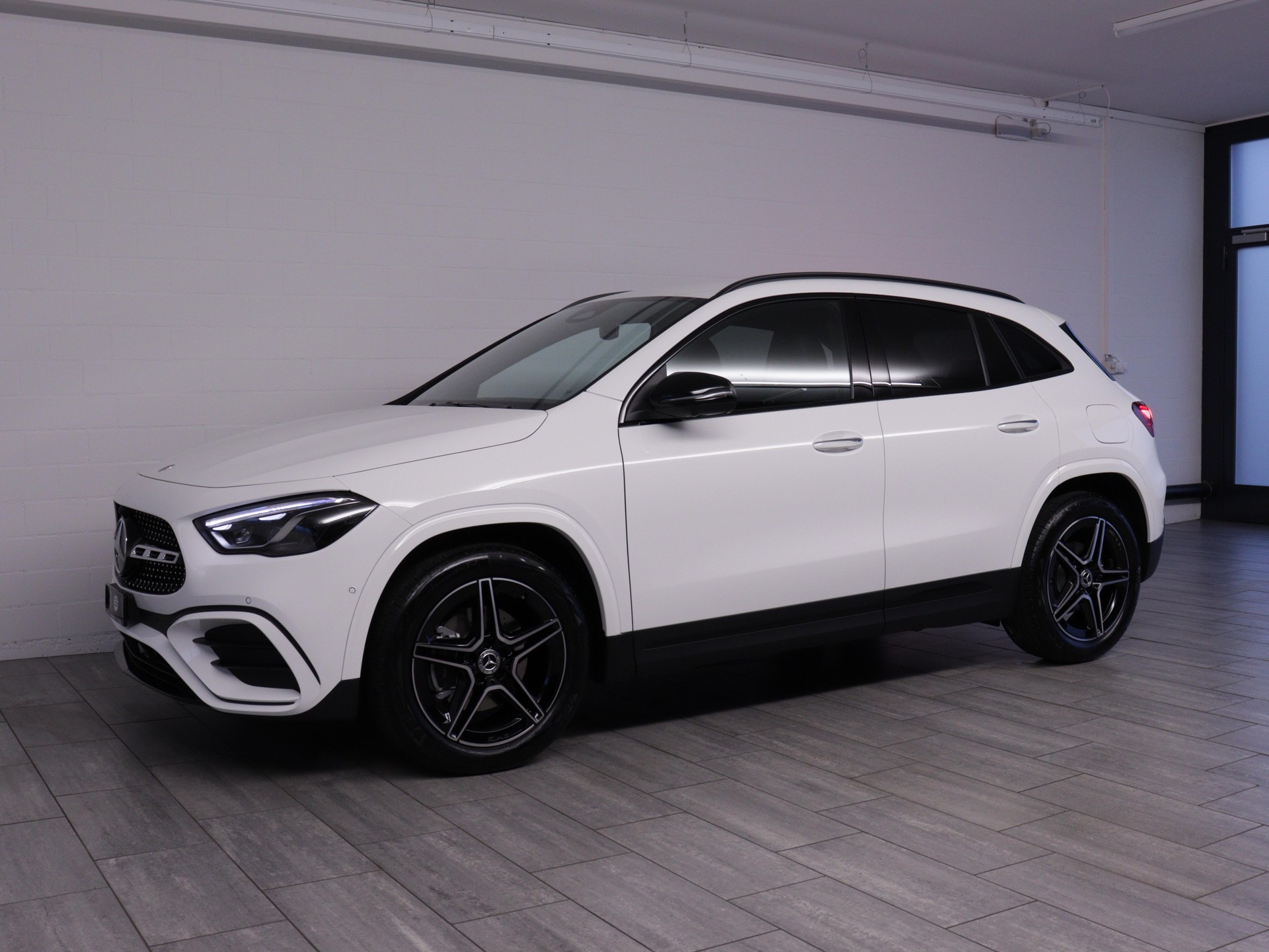 MERCEDES-BENZ GLA 200 Night Star AMG Line-showroom-element-1