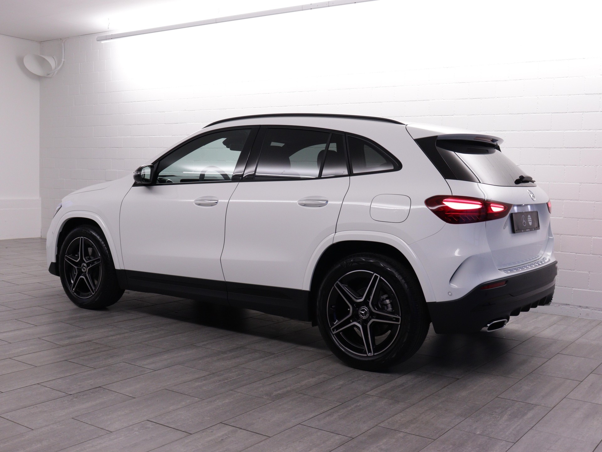 MERCEDES-BENZ GLA 200 Night Star AMG Line-showroom-element-2