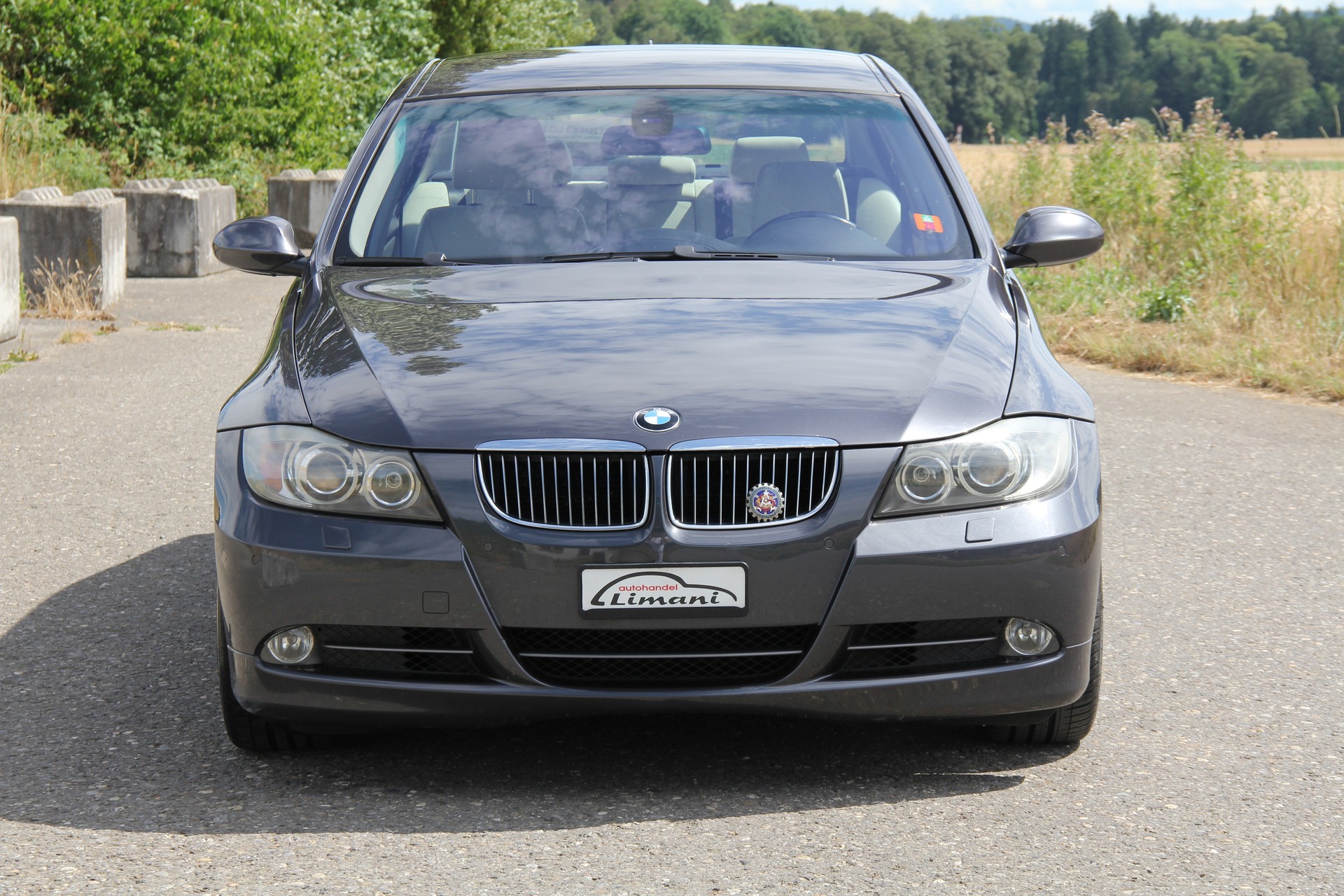 BMW 330i-showroom-element-2