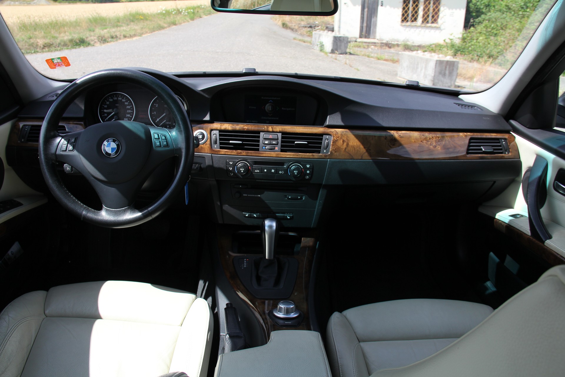 BMW 330i-image-11