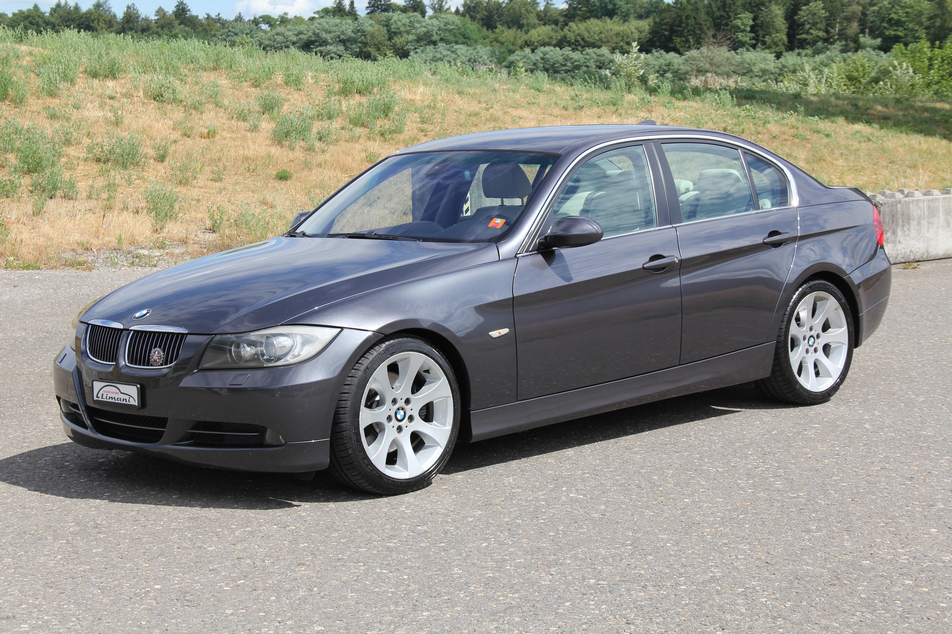 BMW 330i-showroom-element-1