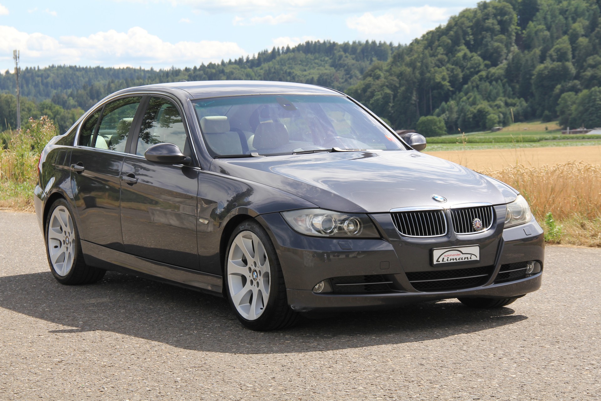 BMW 330i-showroom-element-3