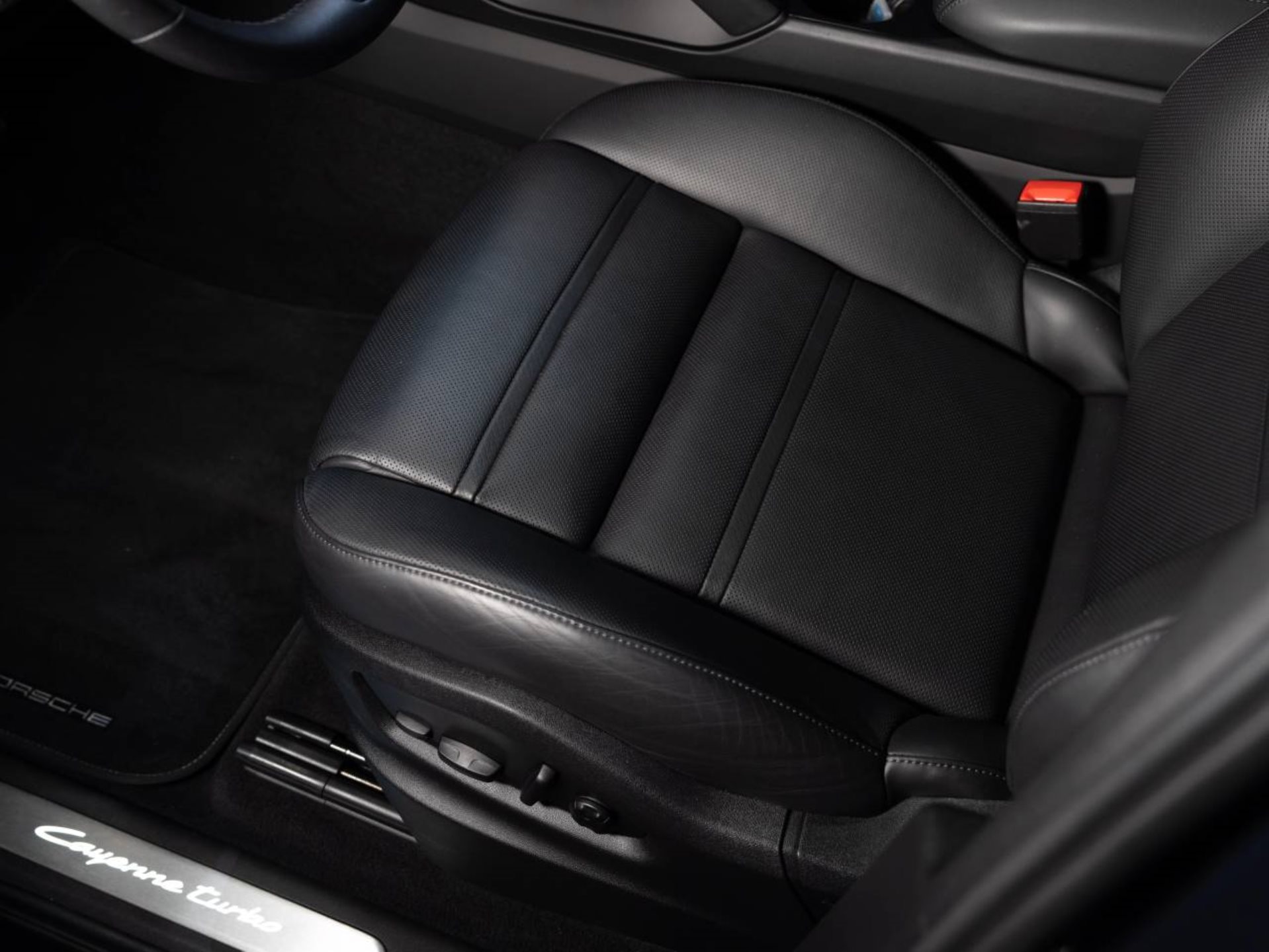 PORSCHE Cayenne Turbo E-Hybrid (MY24)-image-17